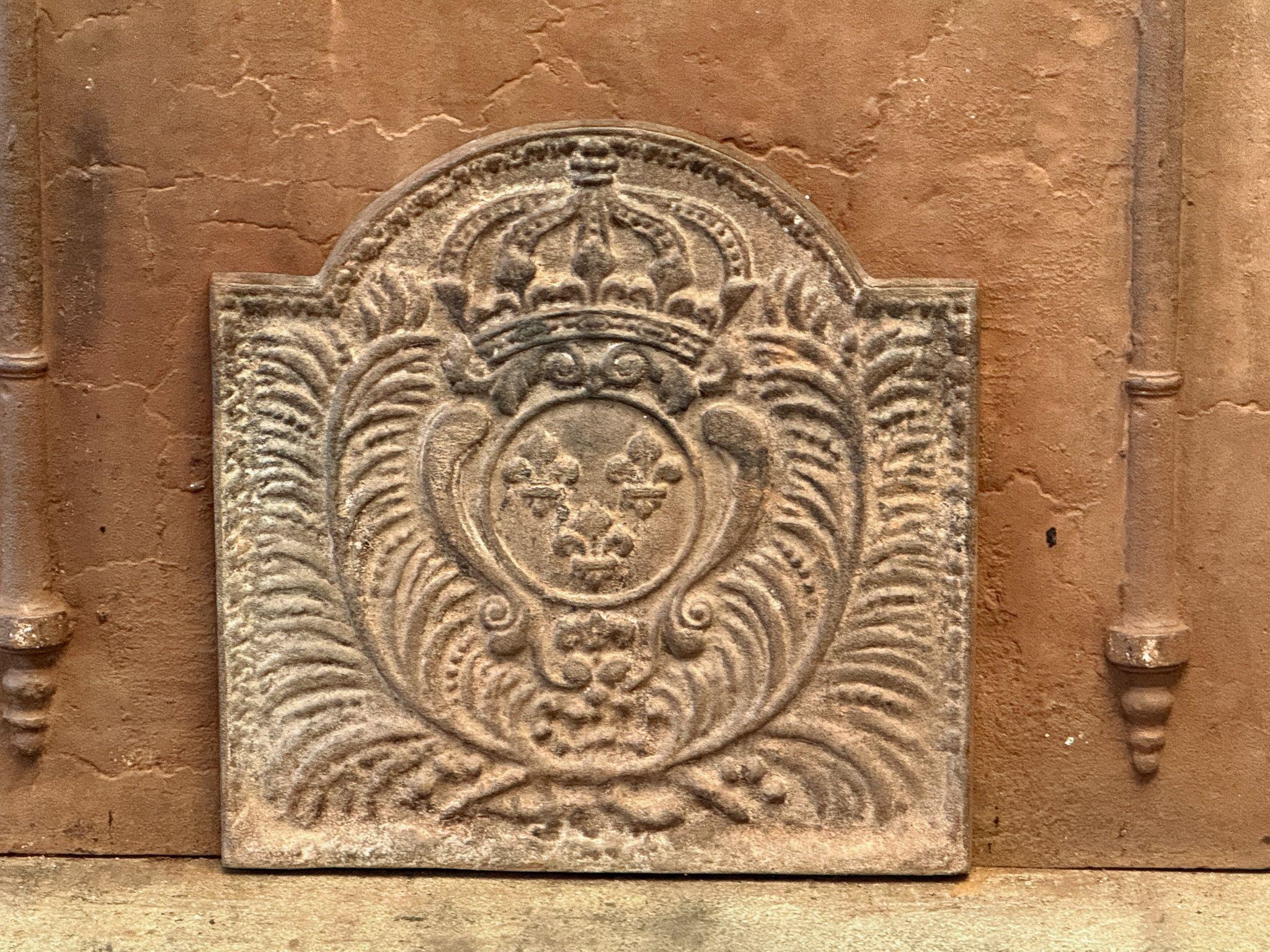 20th century French Louis XIV style fireback with the arms of France. This is the coat of arms of the House of Bourbon, an originally French royal house that became a major dynasty in Europe. It delivered kings for Spain (Navarra), France, both