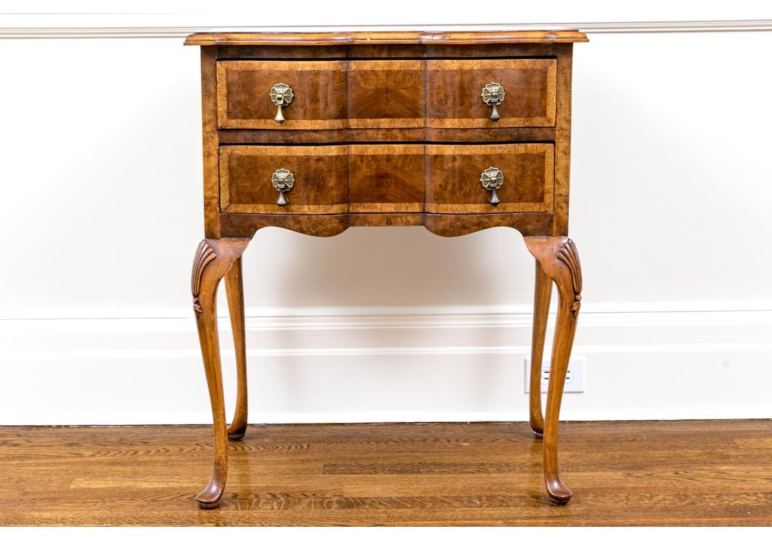 Una commode dalle forme eleganti in stile Luigi XV e Queen Anne,  impiallacciata con una combinazione di bordi in marrone chiaro mielato e noce medio caldo. Il piano è in parquet, piastrellato con accenti a forma di diamante.  Costruito con un bordo