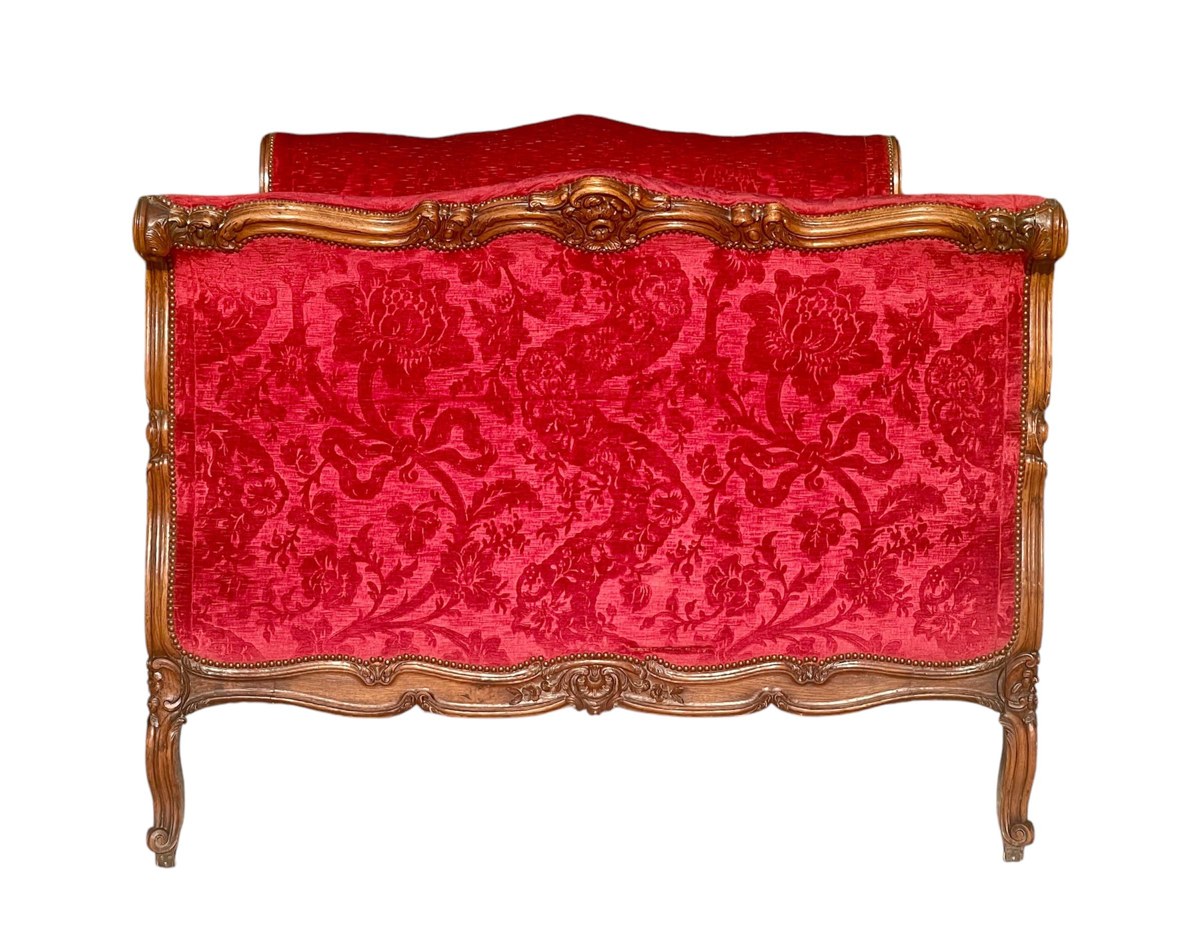 Lit en chêne mouluré et richement sculpté de style Louis XV. La tête et le pied de lit sont de la même hauteur. Il peut être utilisé comme un lit classique dans le sens de la longueur ou placé dans le sens de la largeur contre un mur. Entièrement