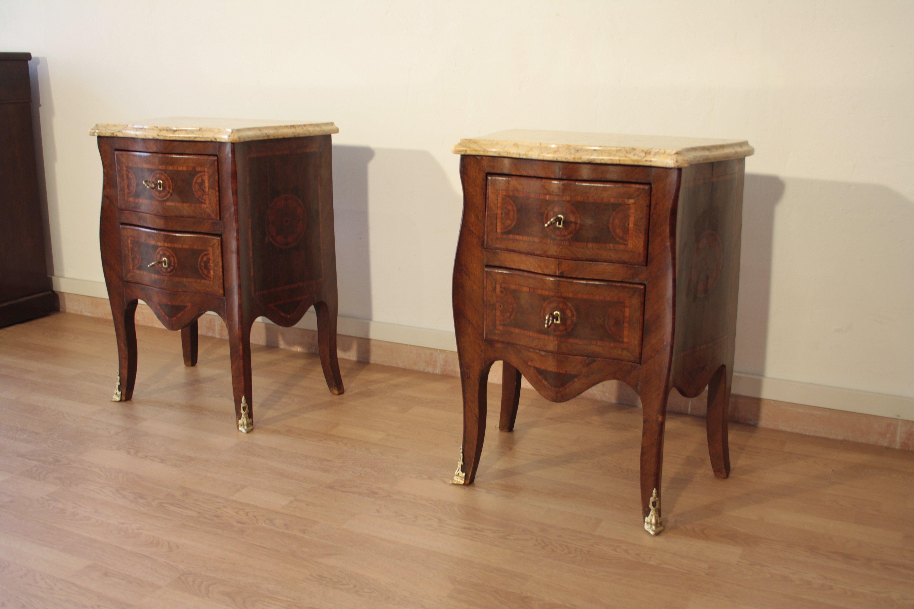 Louis XV style bedside tables.

Built in southern Italy, in the Neapolitan area, they are a historical reproduction of great quality.

Solid wood structure. In walnut wood with inlay work and briar inserts of various precious woods.

Dimensions 36 x