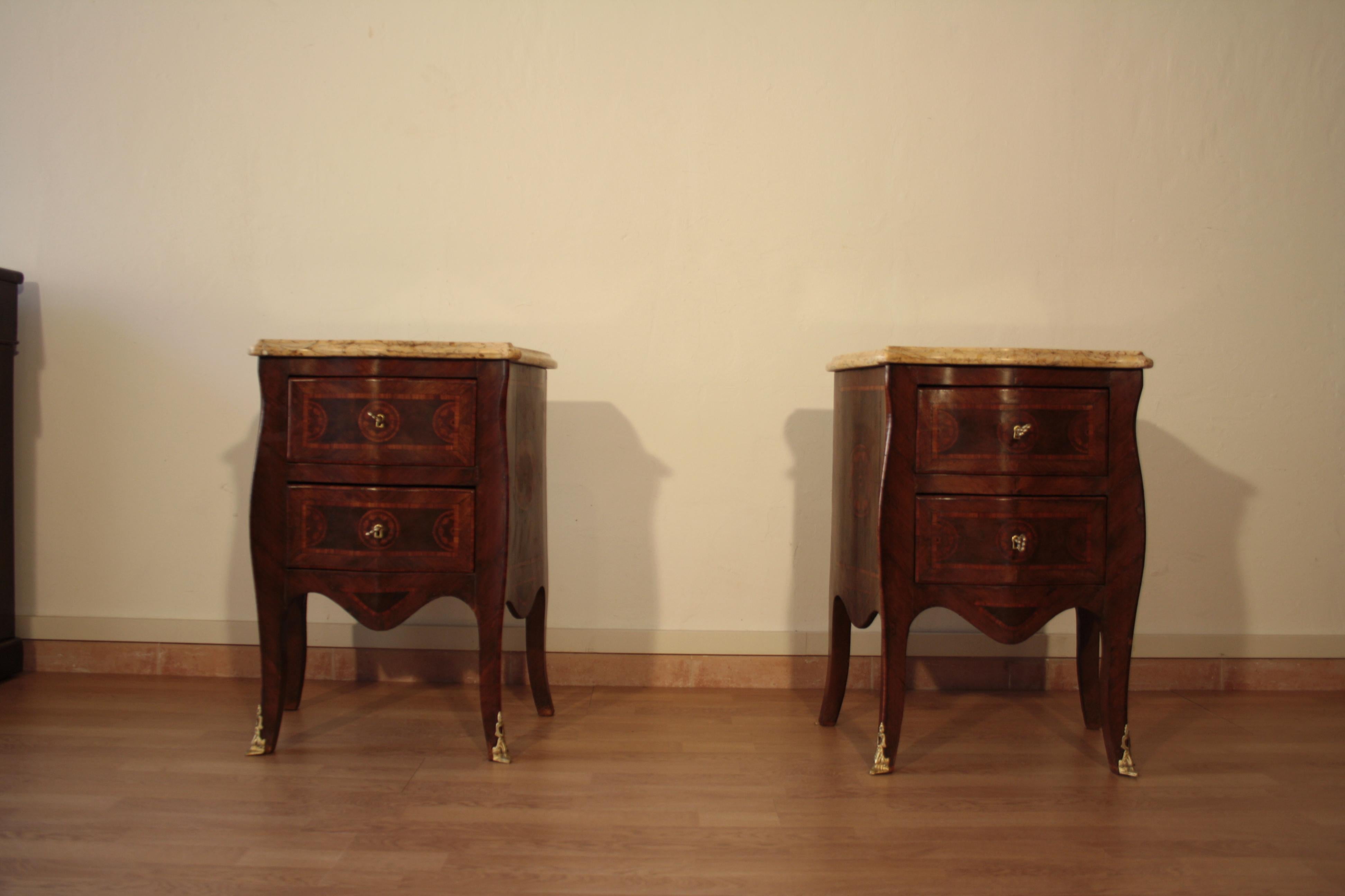 Louis XV Style Bedside Tables, 1920s Set of 2 Classical Walnut Oak Various Woods In Excellent Condition For Sale In Sant'Arsenio, Campania