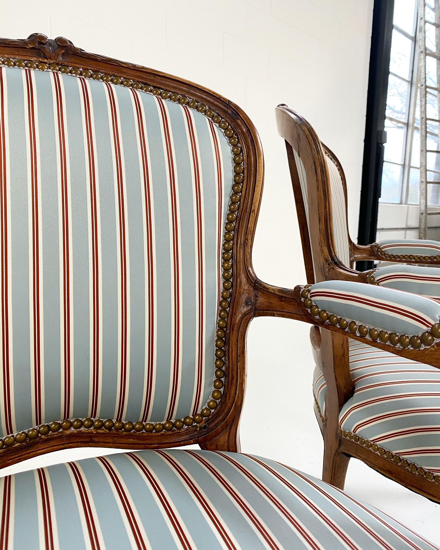 We love the frame of a Louis chair. The gorgeous beechwood is perfectly-aged and was ripe for something cool and Classic, so we chose a beautiful silk fabric specially made by Dedar for our favorite Italian luxury blog, Issimo. The color combination