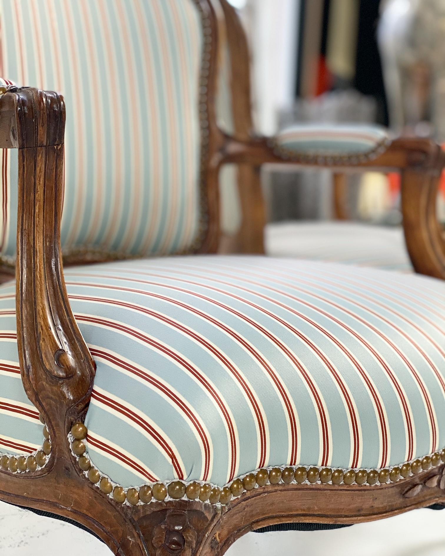 Paire de fauteuils en hêtre de style Louis XV à rayures de soie Dedar Bon état - En vente à SAINT LOUIS, MO