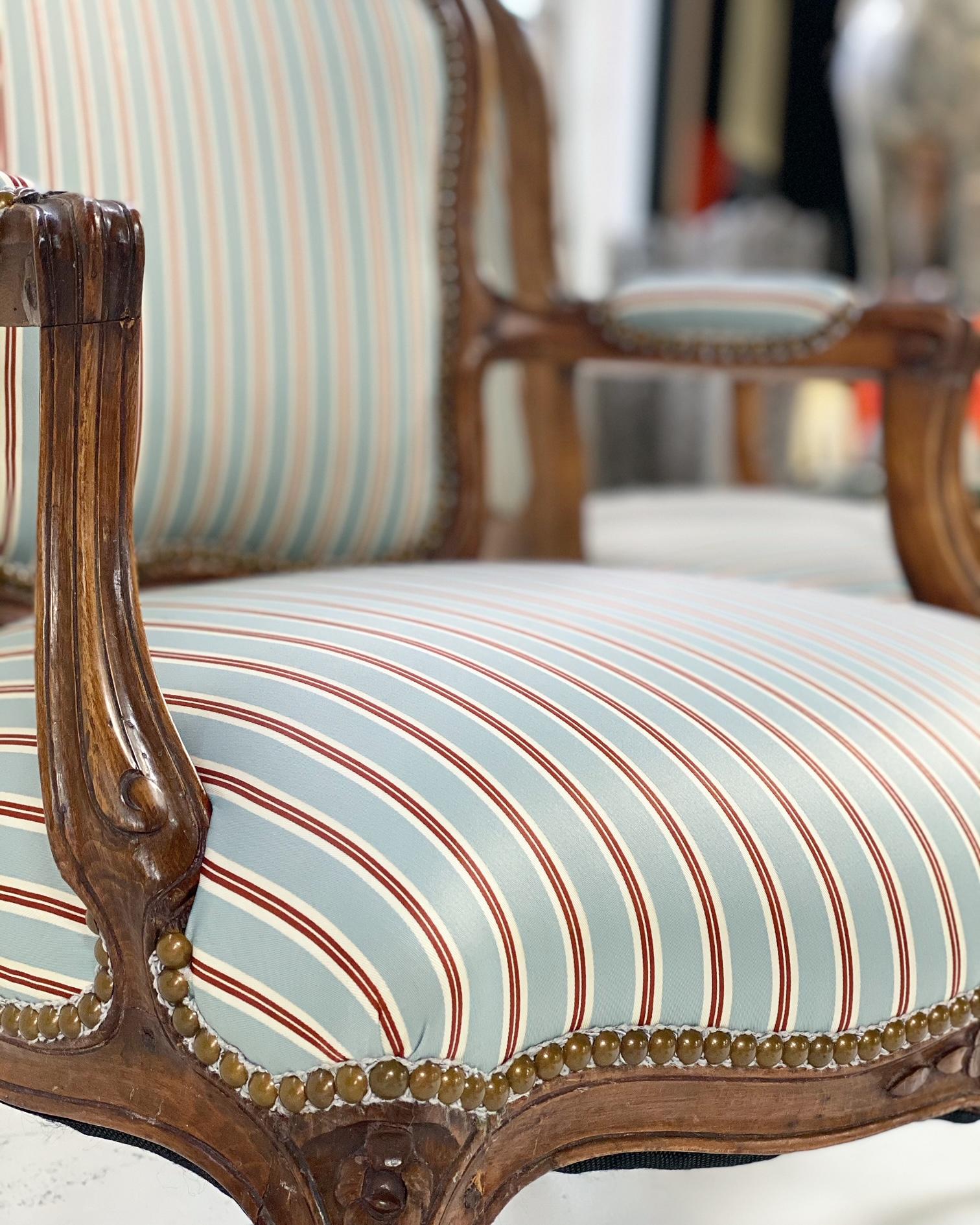 Fauteuils de Haya Estilo Luis XV en Raya de Seda Dedar, Pareja en Bueno estado para la venta en SAINT LOUIS, MO