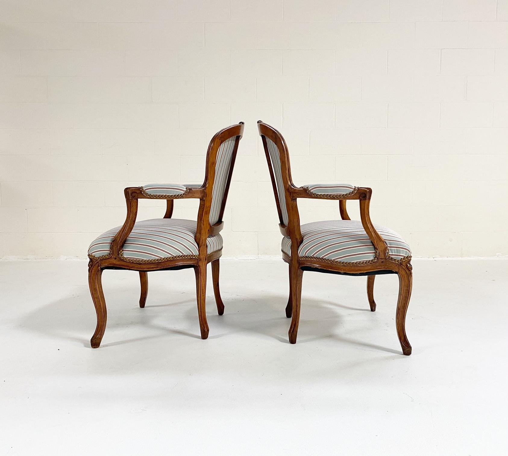 Soie Paire de fauteuils en hêtre de style Louis XV à rayures de soie Dedar en vente