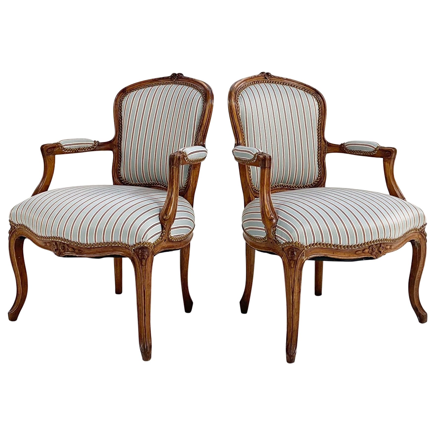 Paire de fauteuils en hêtre de style Louis XV à rayures de soie Dedar