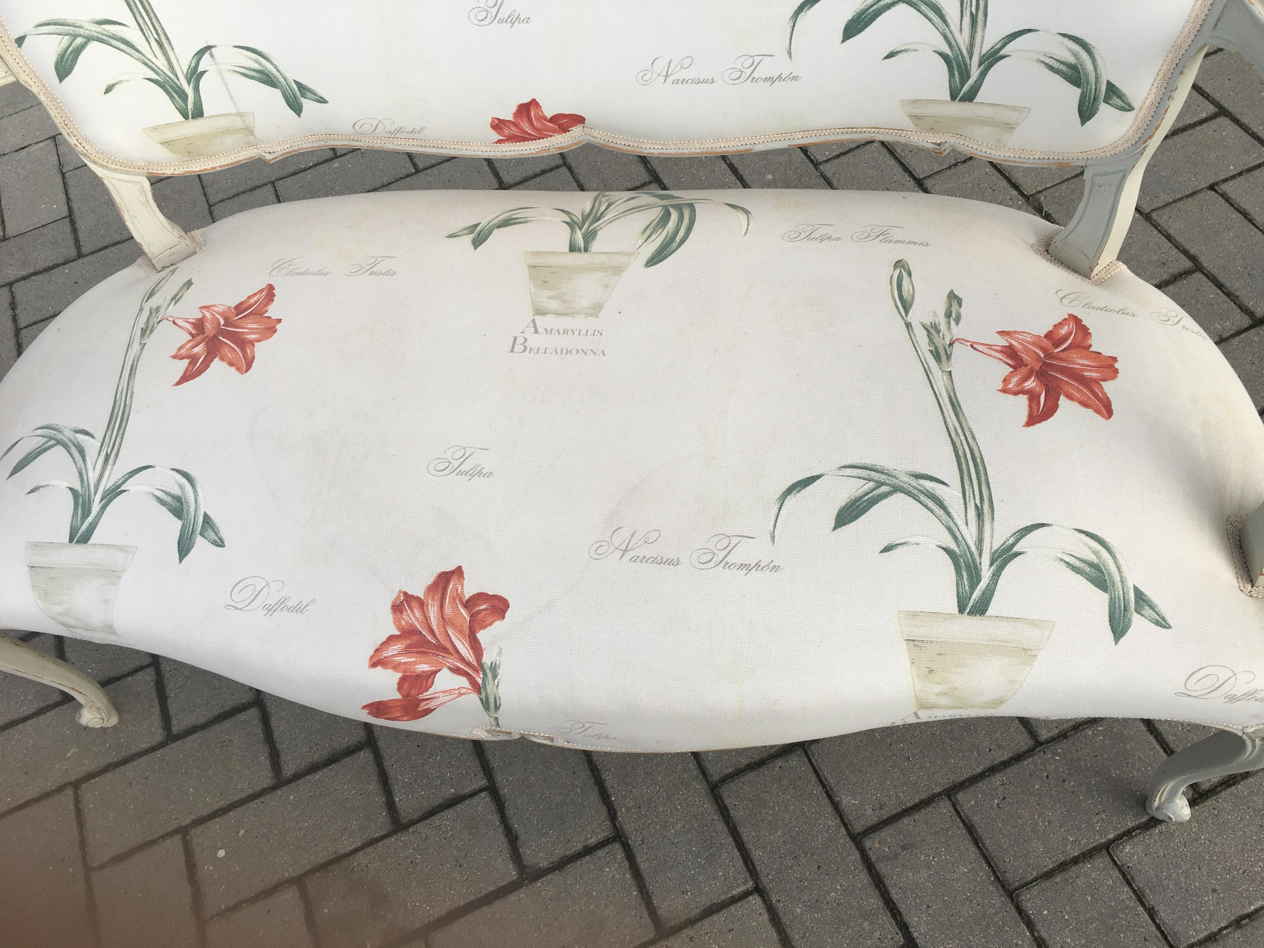 Banc de style Louis XV en bois Rechampi, tissu à fleurs en vente 4
