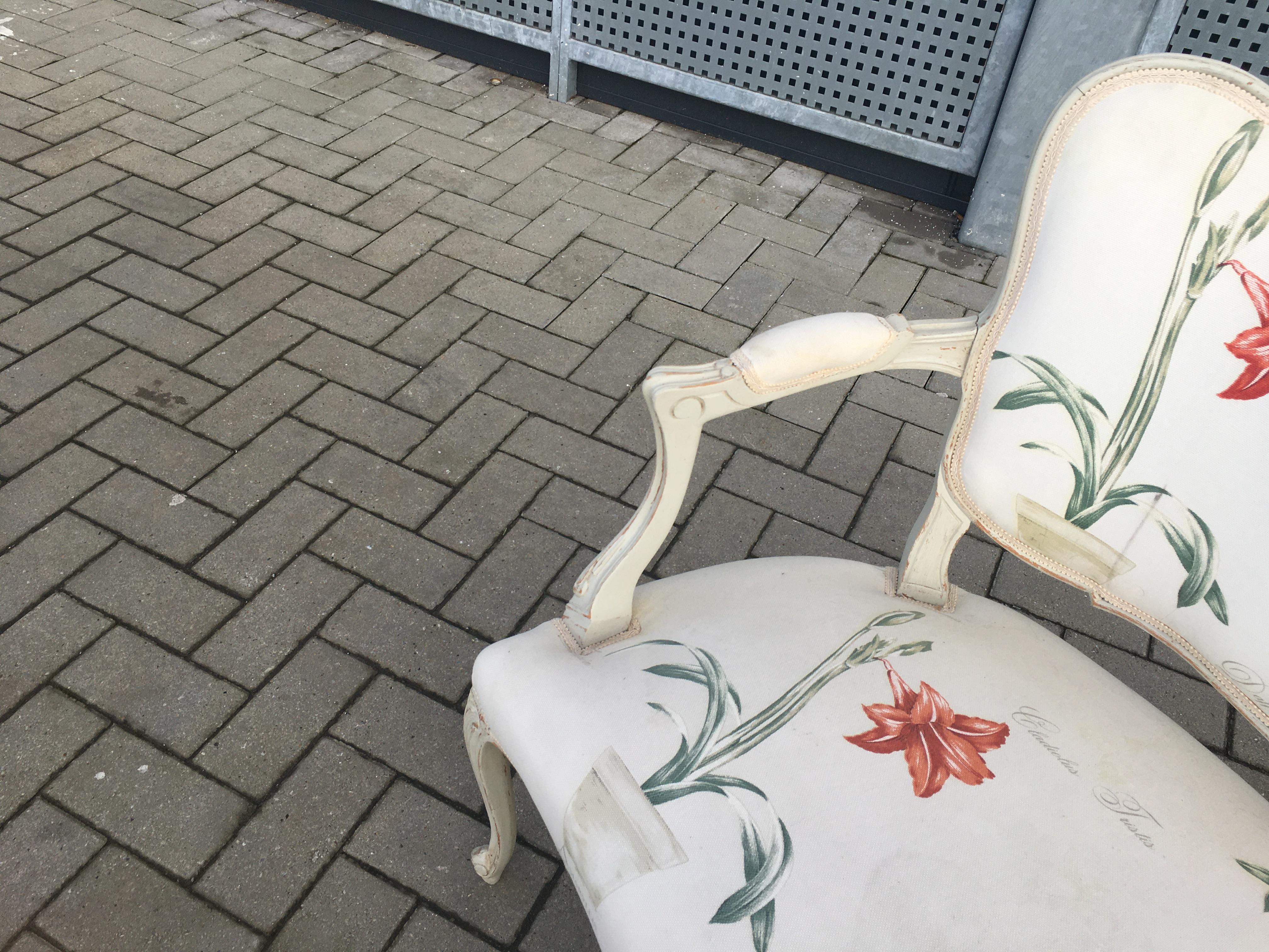 Banc de style Louis XV en bois Rechampi, tissu à fleurs en vente 5