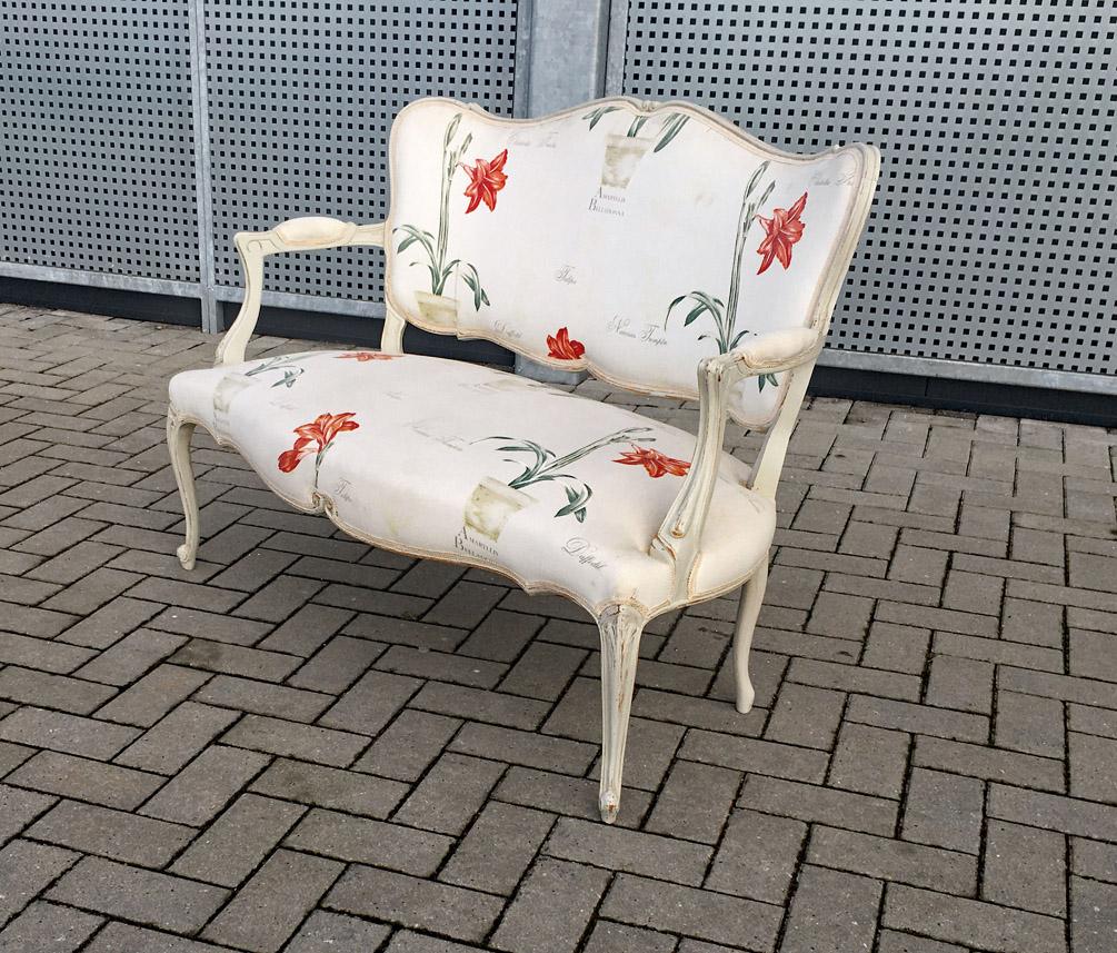 Banc de style Louis XV en bois de rechampi, tissu à fleurs
Tissu en très bon état (pas neuf)
Cette vente est pour 1 banc 
2 fauteuils du même modèle sont également disponibles.