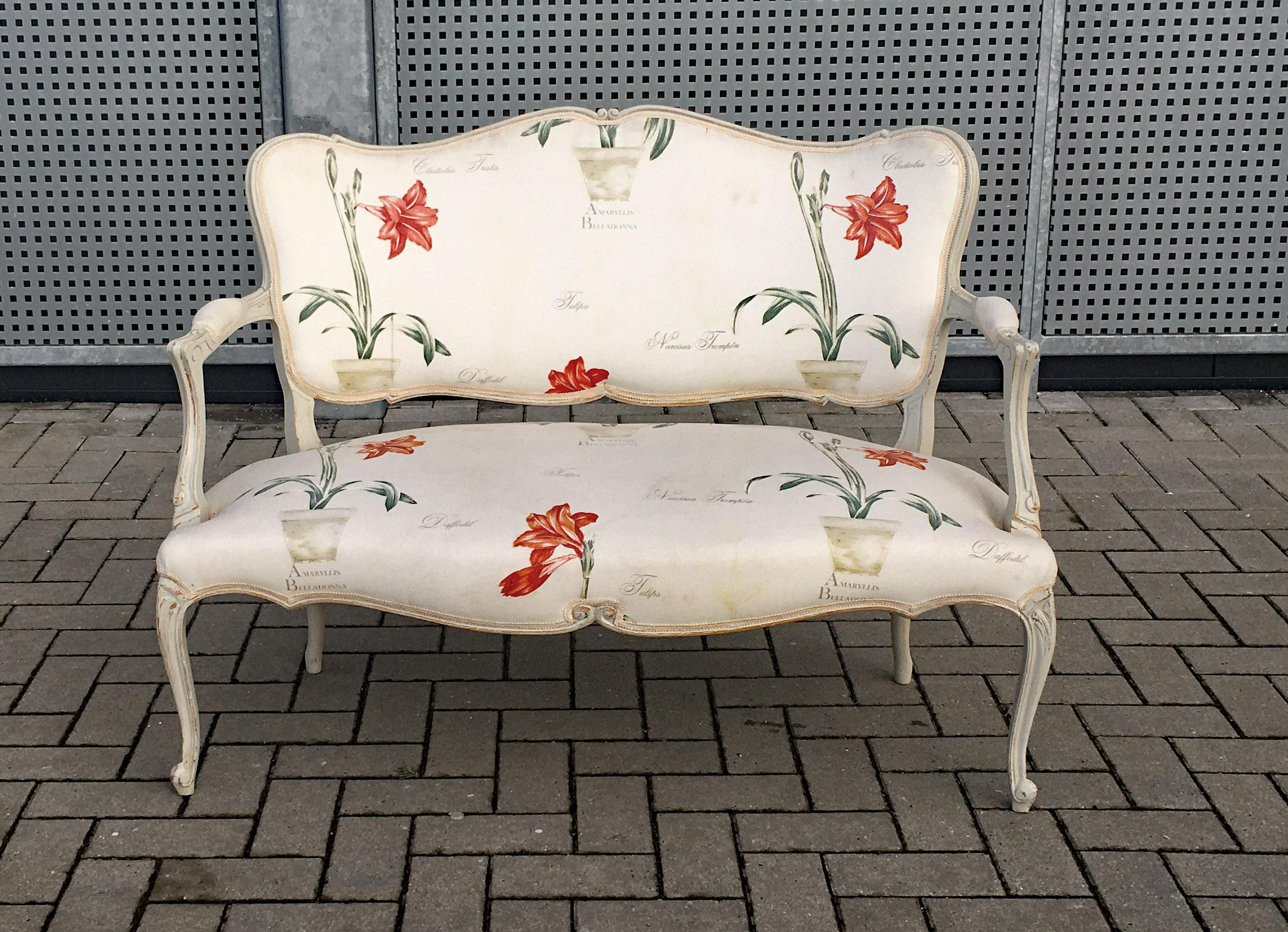 Peint Banc de style Louis XV en bois Rechampi, tissu à fleurs en vente