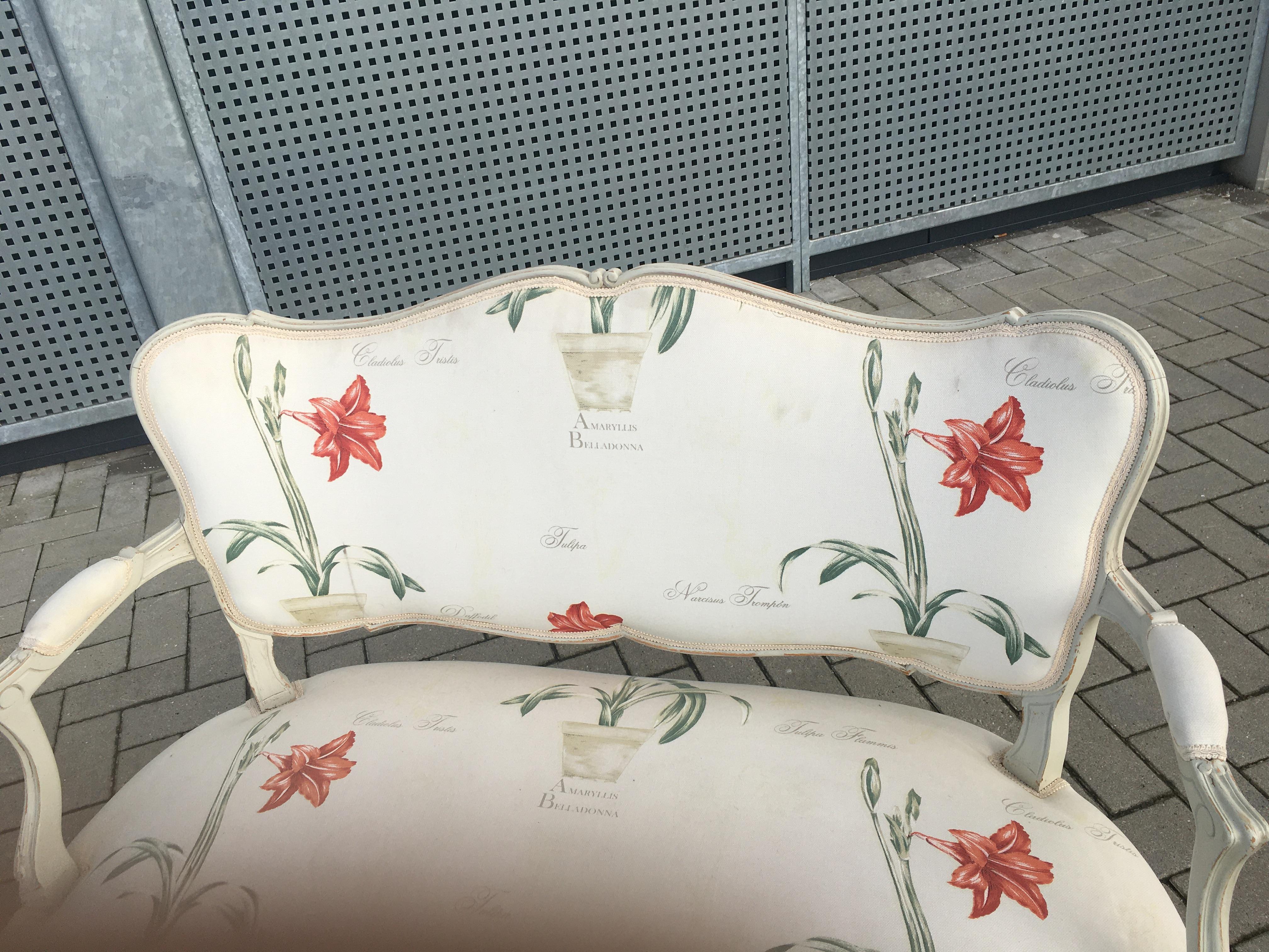 Banc de style Louis XV en bois Rechampi, tissu à fleurs Bon état - En vente à Saint-Ouen, FR