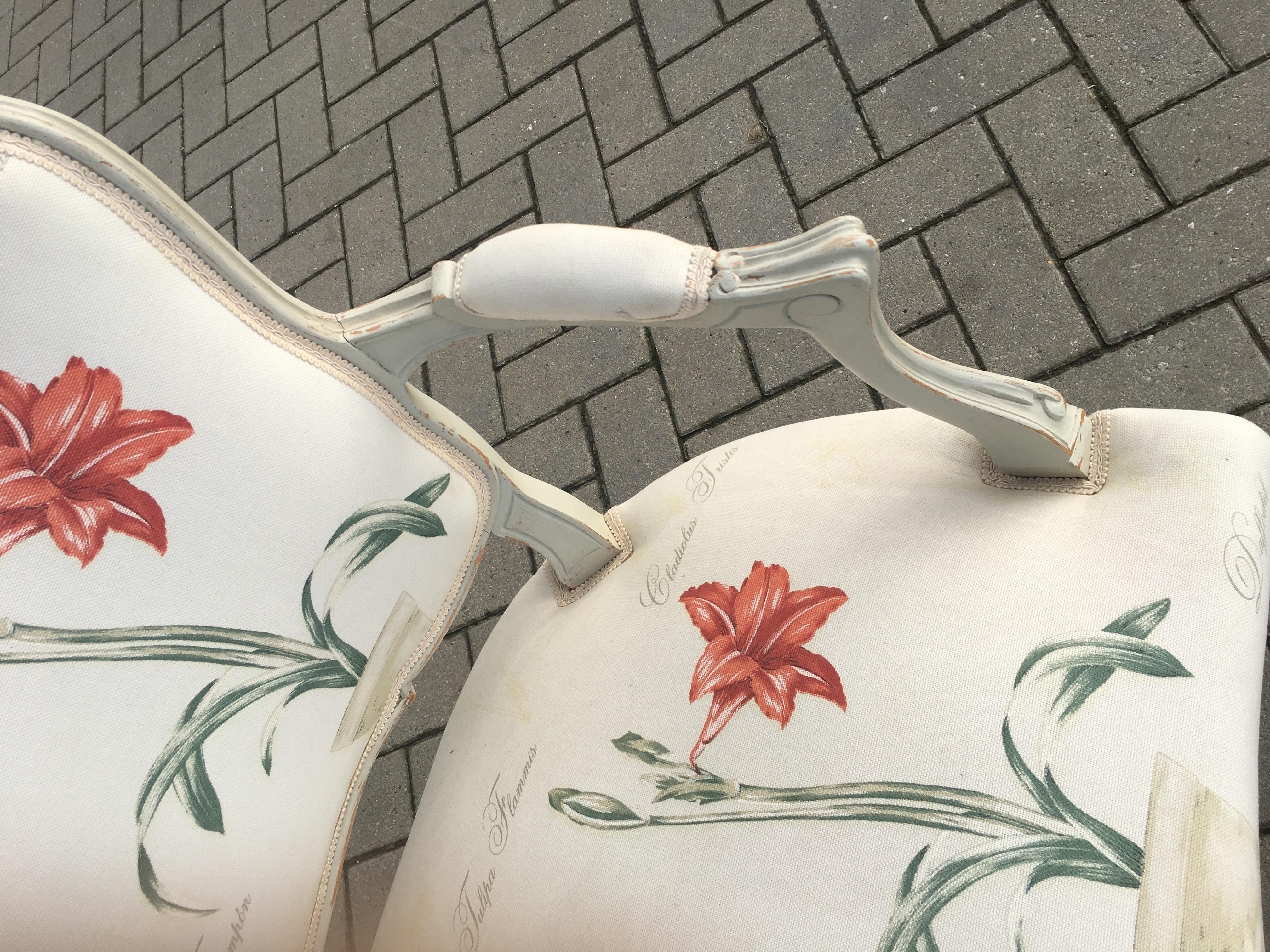 Milieu du XXe siècle Banc de style Louis XV en bois Rechampi, tissu à fleurs en vente