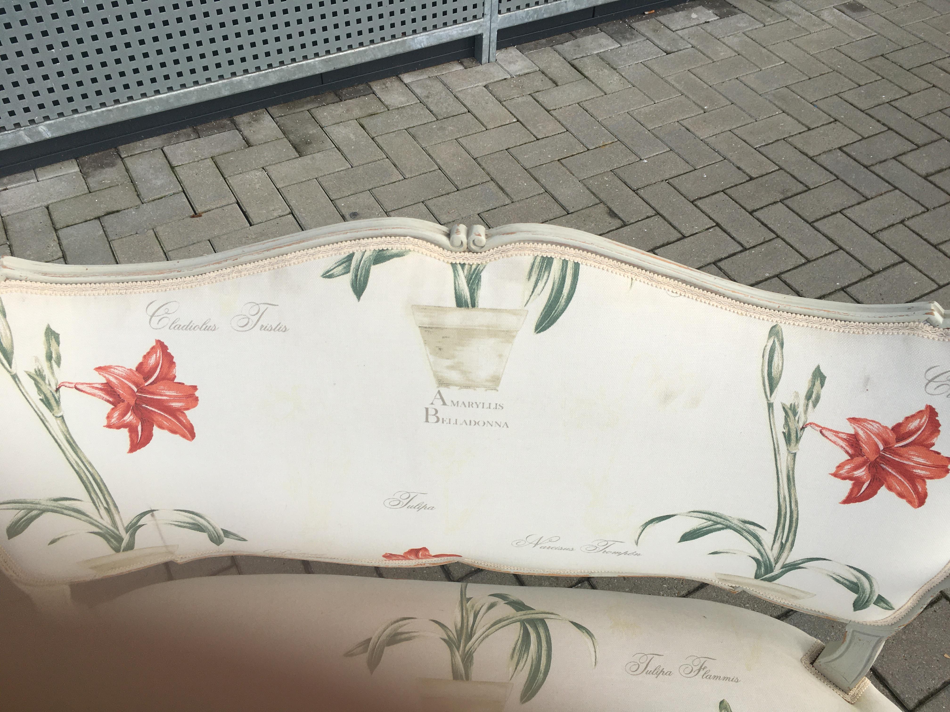 Banc de style Louis XV en bois Rechampi, tissu à fleurs en vente 2