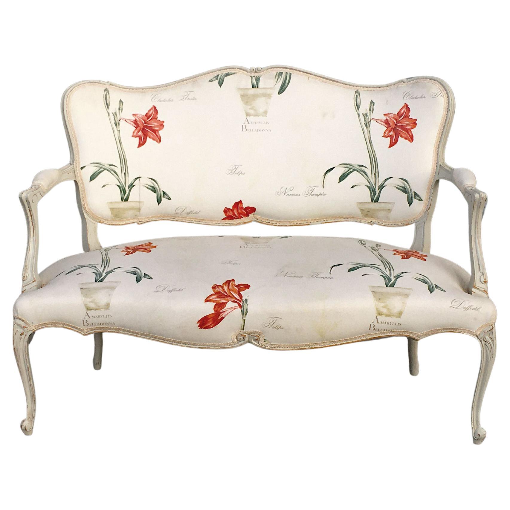 Banc de style Louis XV en bois Rechampi, tissu à fleurs