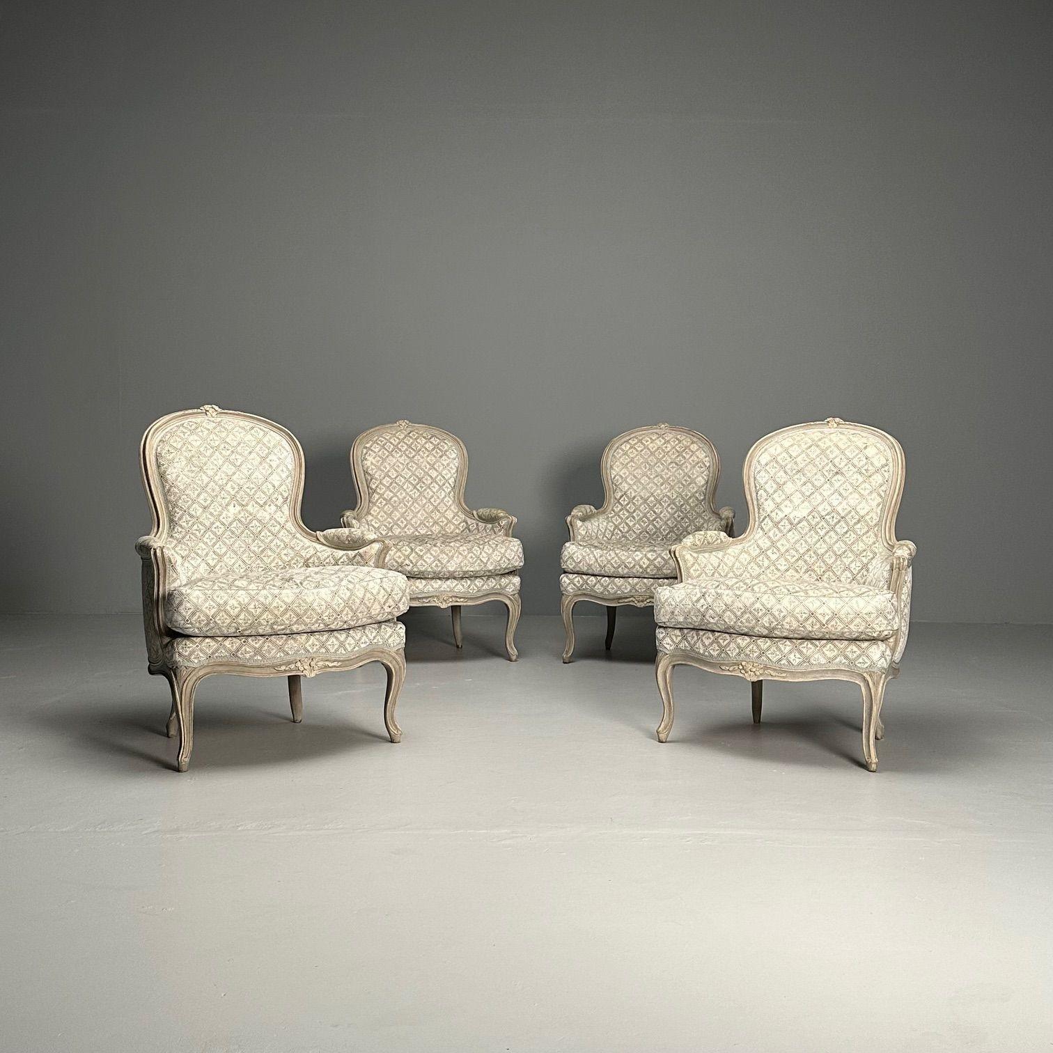 Louis XV Stil, Arm / Bergere Stühle, Grau lackiertes Holz, Stoff, Frankreich

Satz von vier Sesseln, zwei frühere aus den 1890er Jahren und zwei spätere mit feiner Polsterung. Diese Stühle, die bei einem Herrn aus Greenwich CT in Auftrag gegeben
