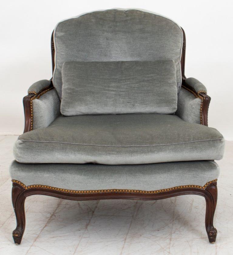 Bergère duchesse brisee Louis XV en noyer, garnie de velours bleu, 20e siècle. Dimensions :  35