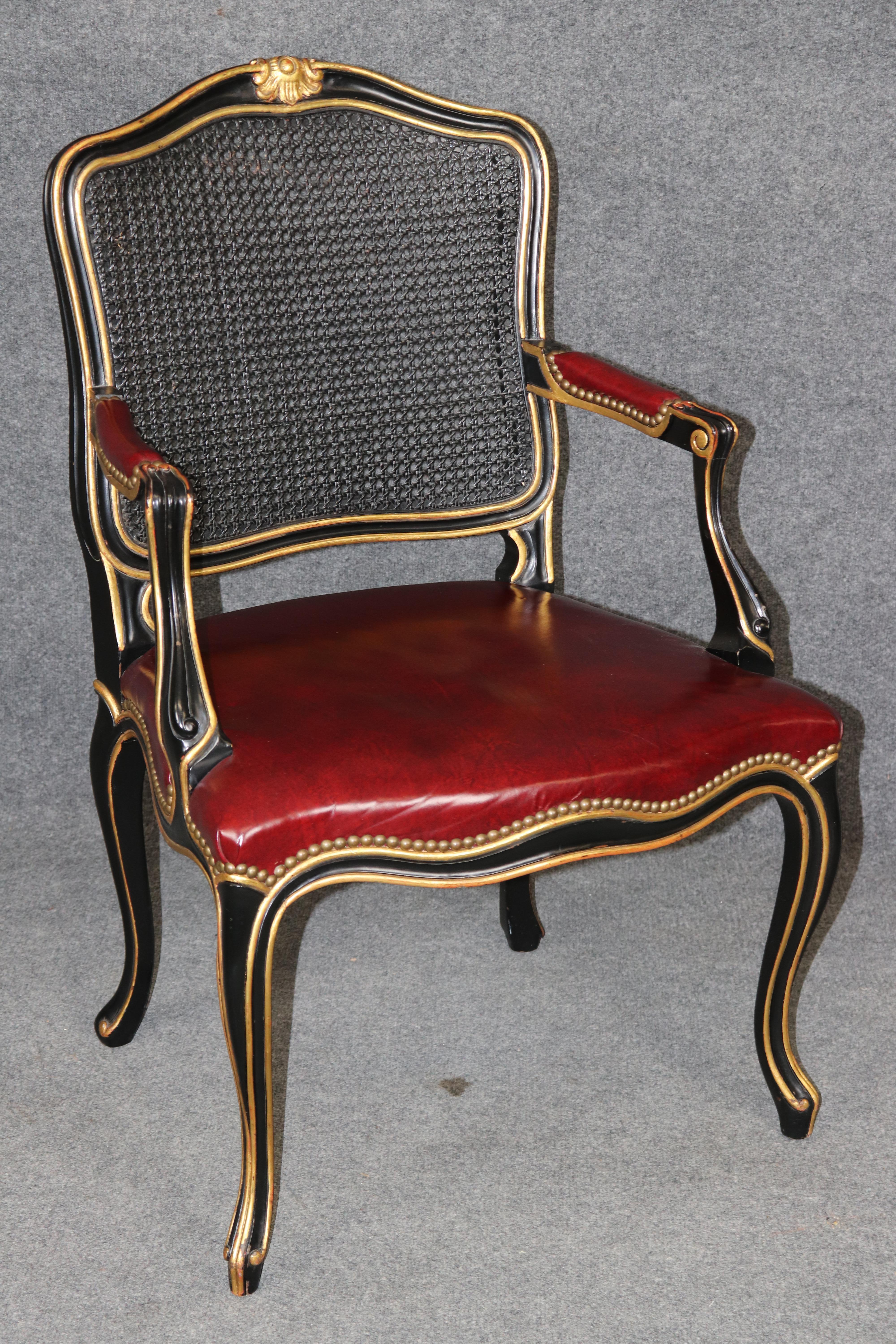 Dimensions - H : 38 in W : 24 1/2 in D : 25 in SH : 18 1/4 in 

Un remarquable fauteuil de style Louis XV à dossier en cannage noir ébonisé et doré par John Widdicomb, exsudant l'élégance française intemporelle et l'artisanat supérieur. Cette pièce