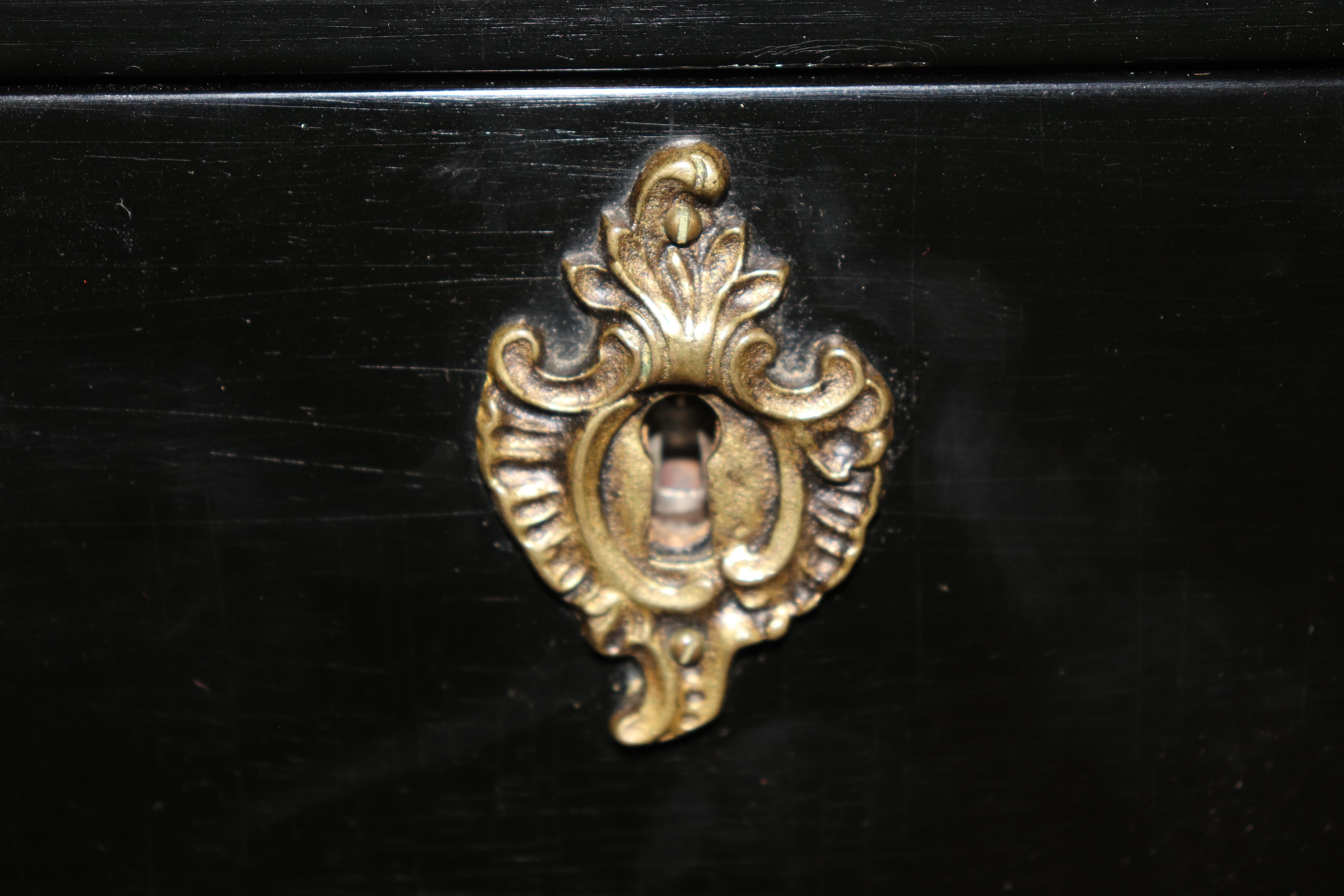 Schreibtisch im Louis-XV-Stil aus schwarzem, ebonisiertem Messing mit Lederplatte von John Widdicomb im Angebot 8