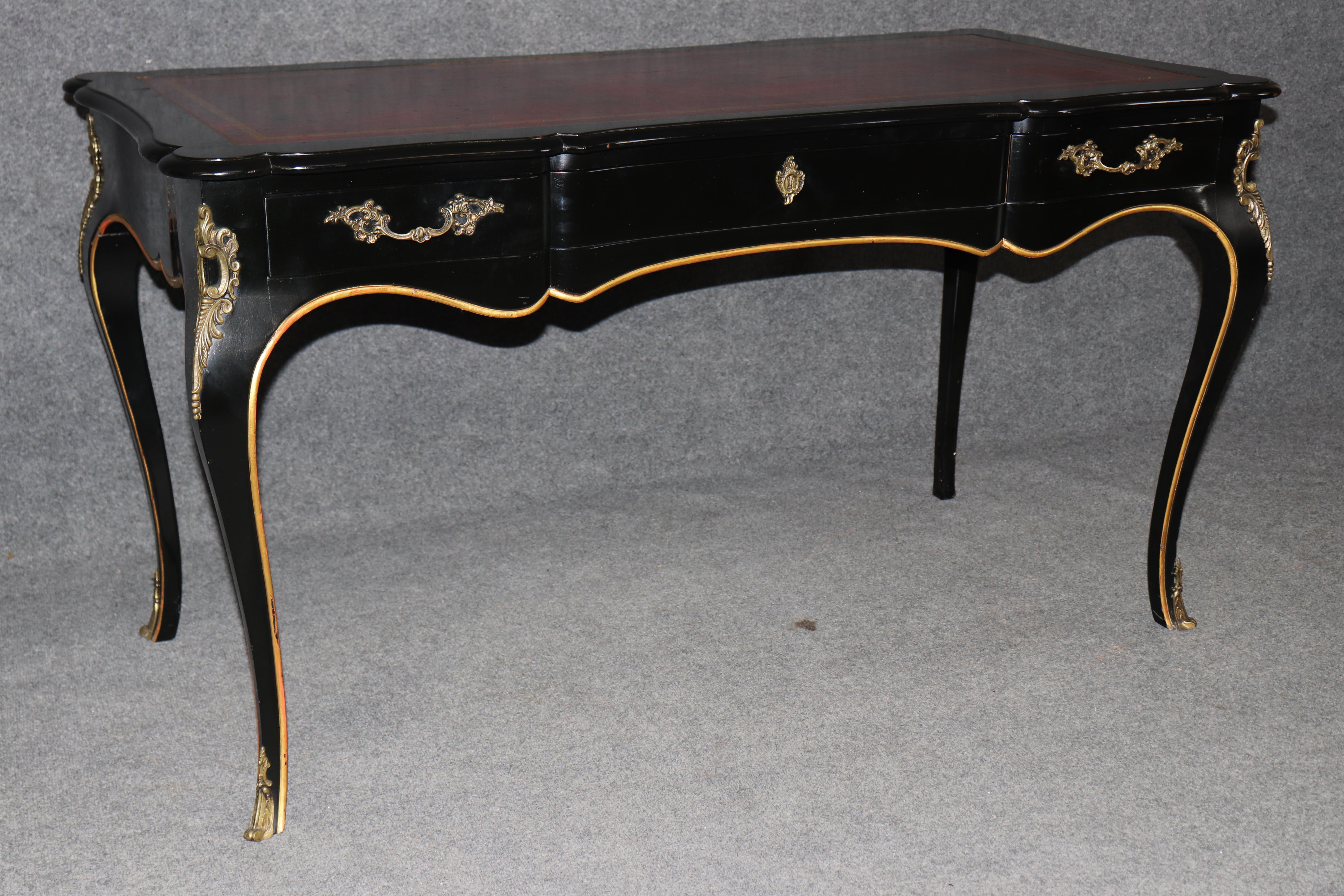 Abmessungen - H: 29 in B: 53 1/4 in T: 25 1/2 in

Ein atemberaubender, schwarz ebonisierter und messingmontierter Schreibtisch mit drei Schubladen von John Widdicomb im Louis XV-Stil, der zeitlose Eleganz und höchste Handwerkskunst ausstrahlt.