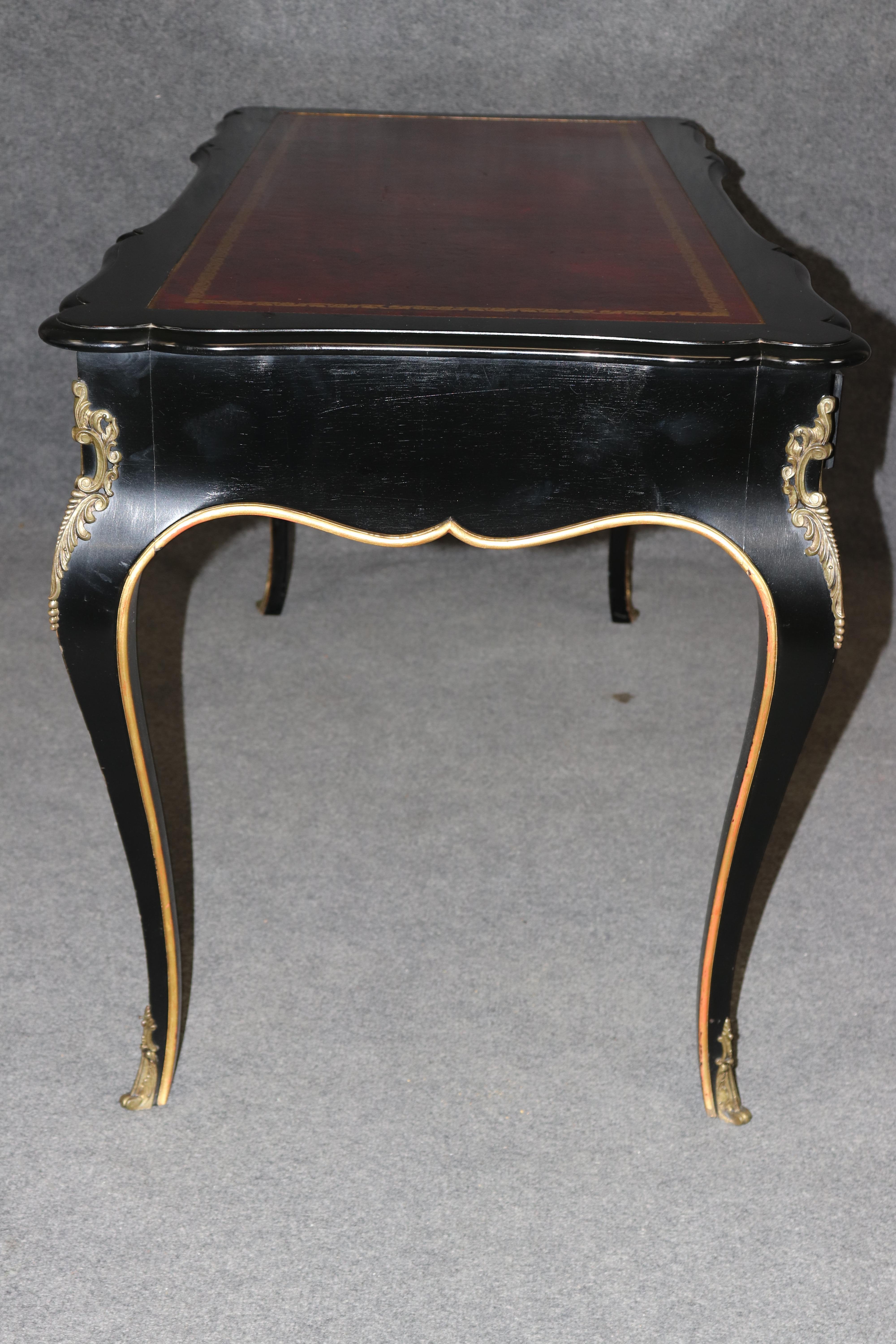 Schreibtisch im Louis-XV-Stil aus schwarzem, ebonisiertem Messing mit Lederplatte von John Widdicomb (amerikanisch) im Angebot