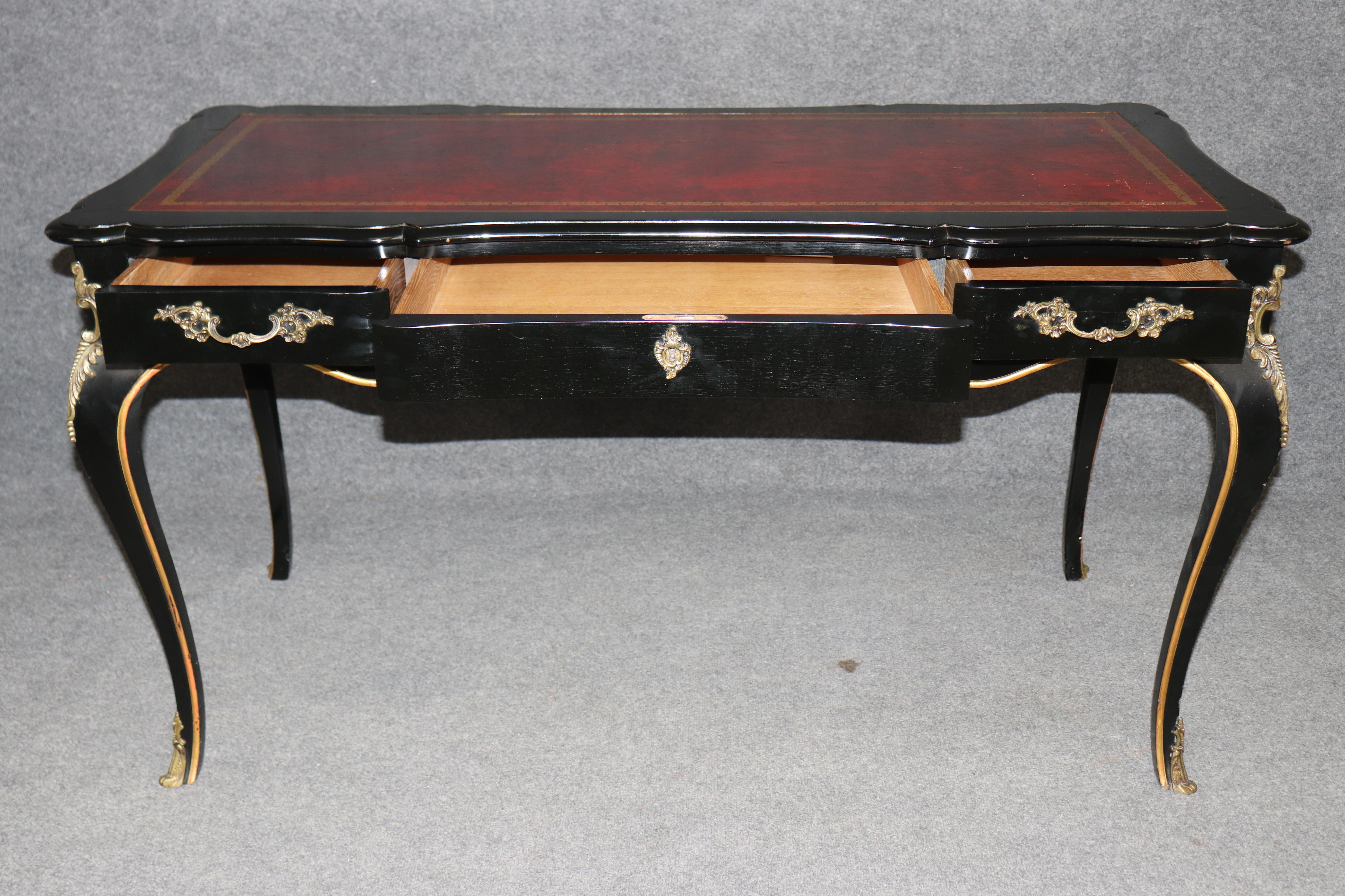 Schreibtisch im Louis-XV-Stil aus schwarzem, ebonisiertem Messing mit Lederplatte von John Widdicomb (20. Jahrhundert) im Angebot