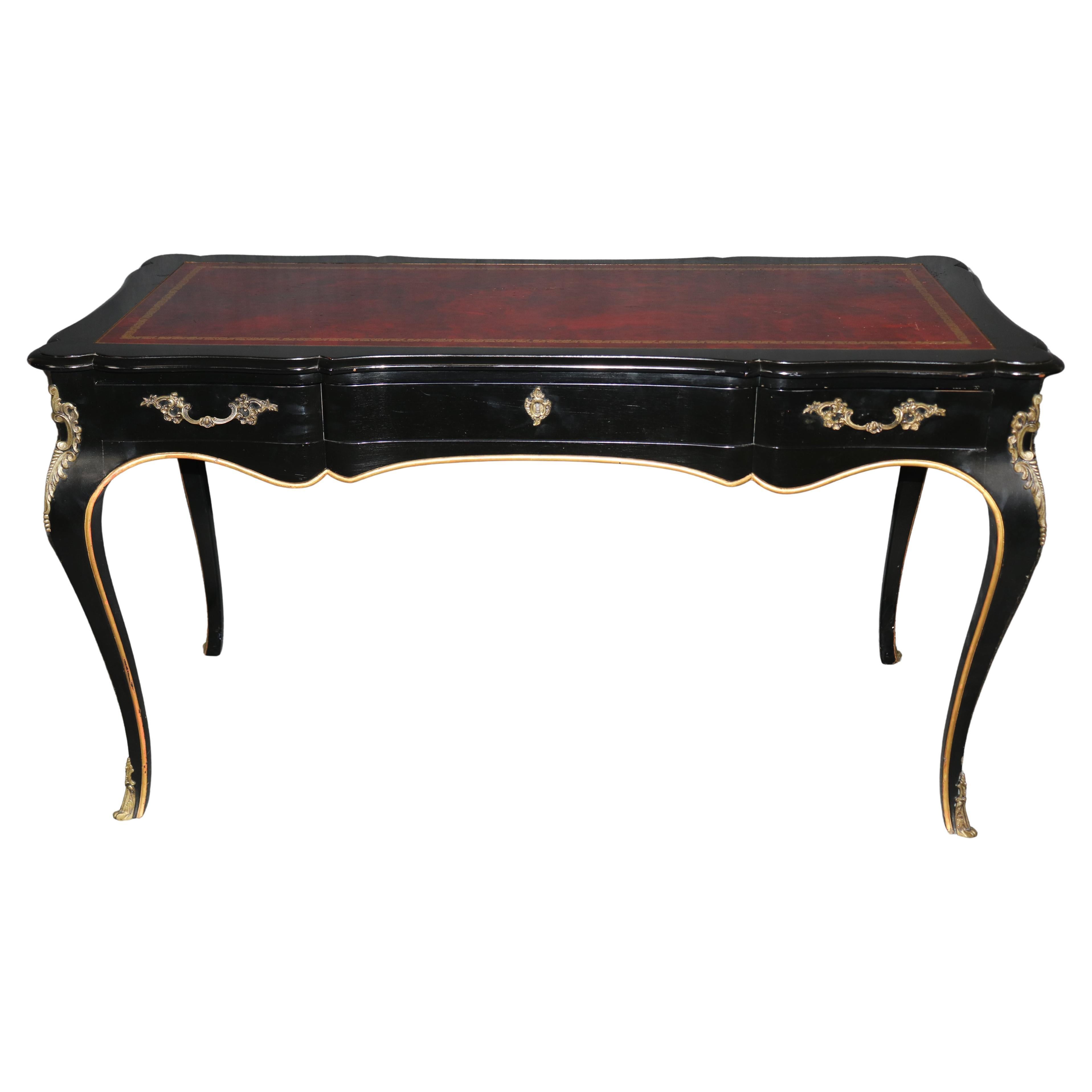 Bureau de style Louis XV à plateau en cuir monté en laiton noir ébonisé Par John Widdicomb