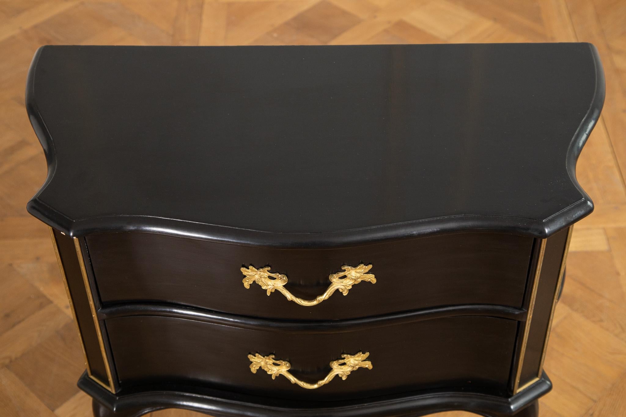 Kommode im Louis XV-Stil mit schwarzem Lack im Angebot 7