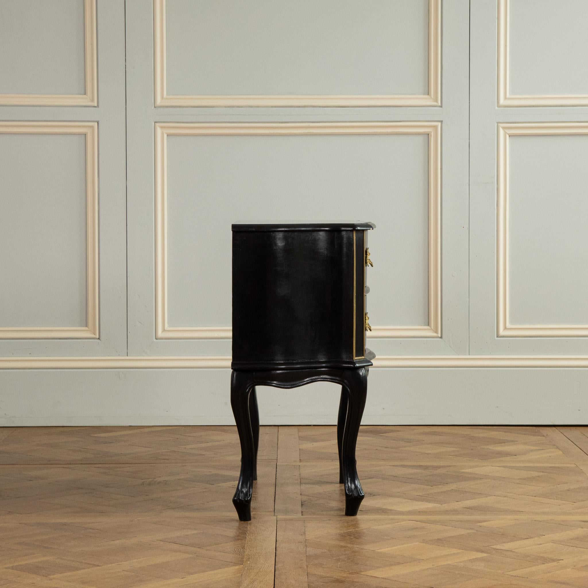 Kommode im Louis XV-Stil mit schwarzem Lack im Angebot 1