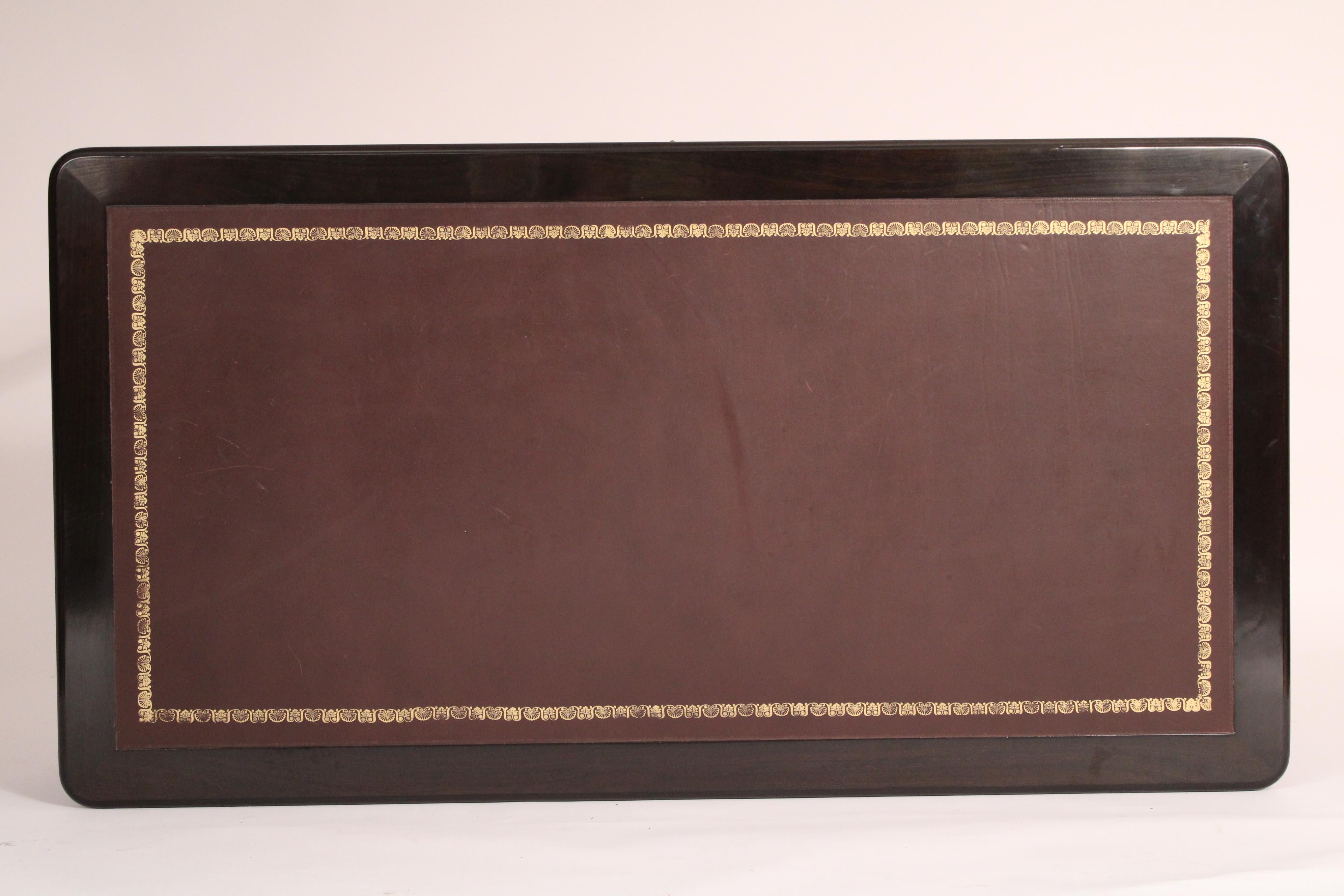 Louis XV Stil Schwarzer Lack  Schreibtisch Made by Baker (Ende des 20. Jahrhunderts) im Angebot