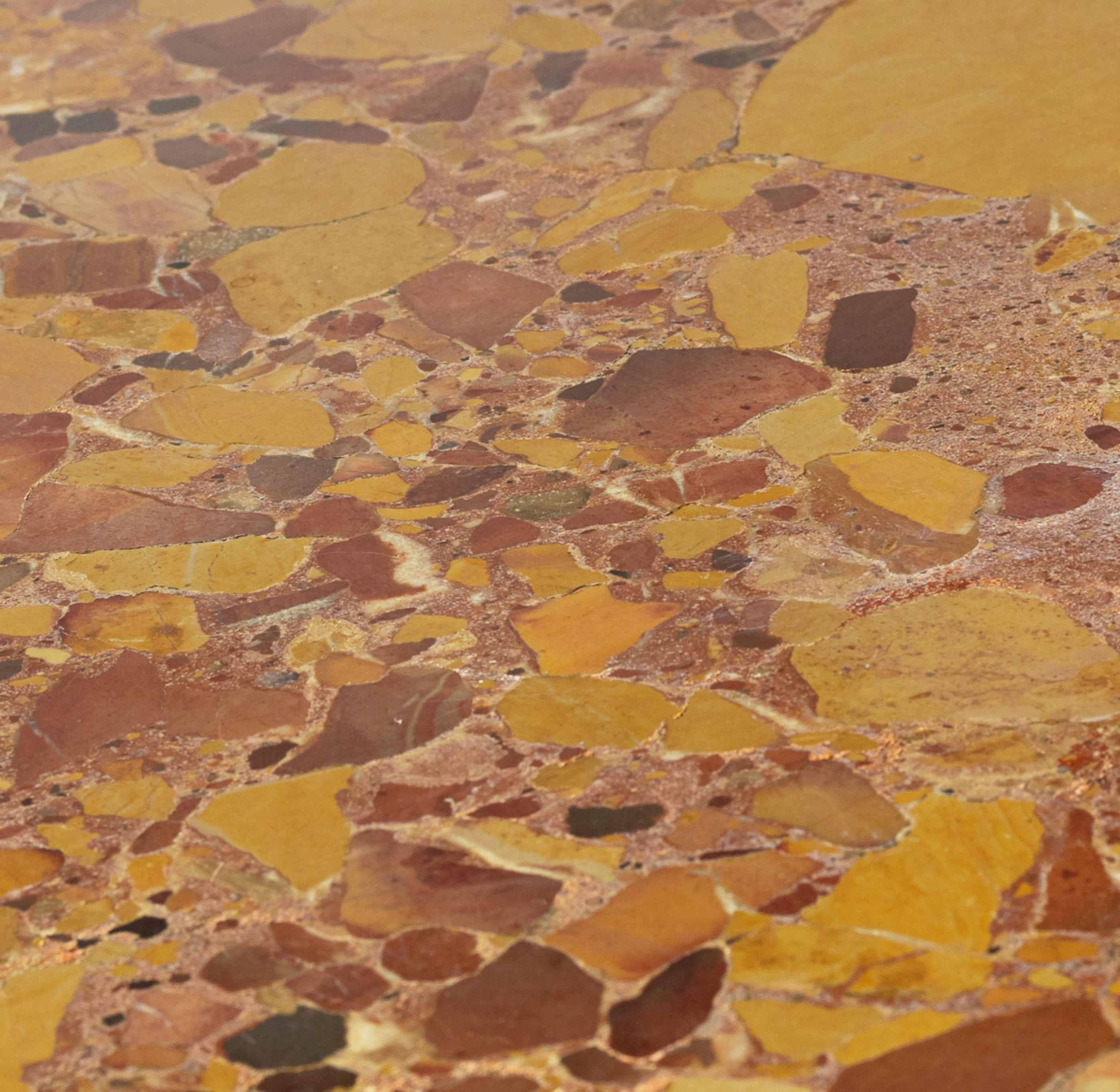 Cassettone a 3 cassetti in stile Luigi XV laccato nero e rifinito con marmo di breccia di Aleppo e rocaille in bronzo dorato nello stile di Jacques Rocaille
