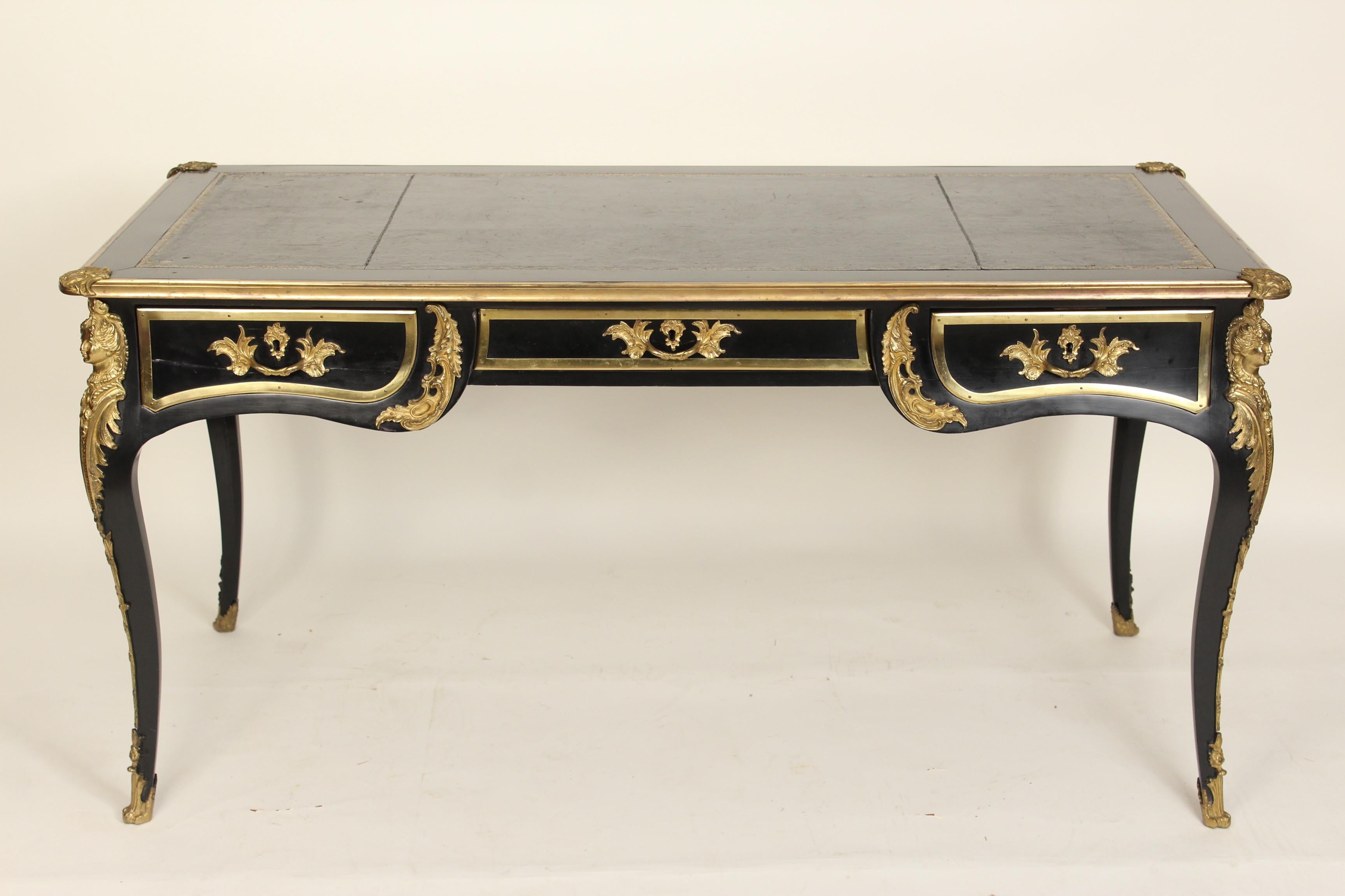 Louis XV style black lacquer desk with gilt bronze mounts and a tooled leather top, circa 1970s. Probably made in Spain.