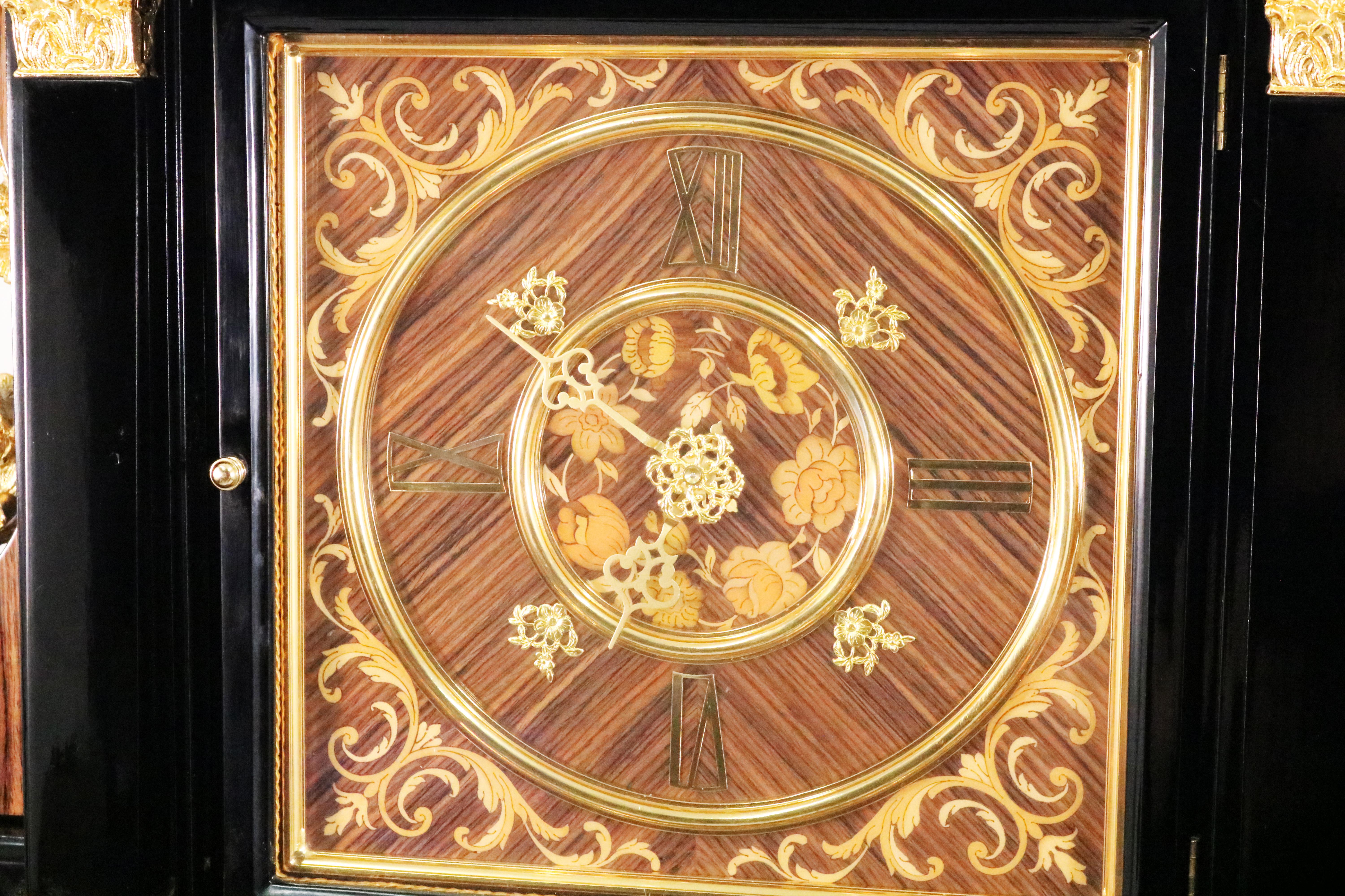 Schwarz lackierte Standuhr im Louis-XV-Stil mit Goldbronze-Goldbronze-Beschlägen im Zustand „Starke Gebrauchsspuren“ im Angebot in Littleton, CO