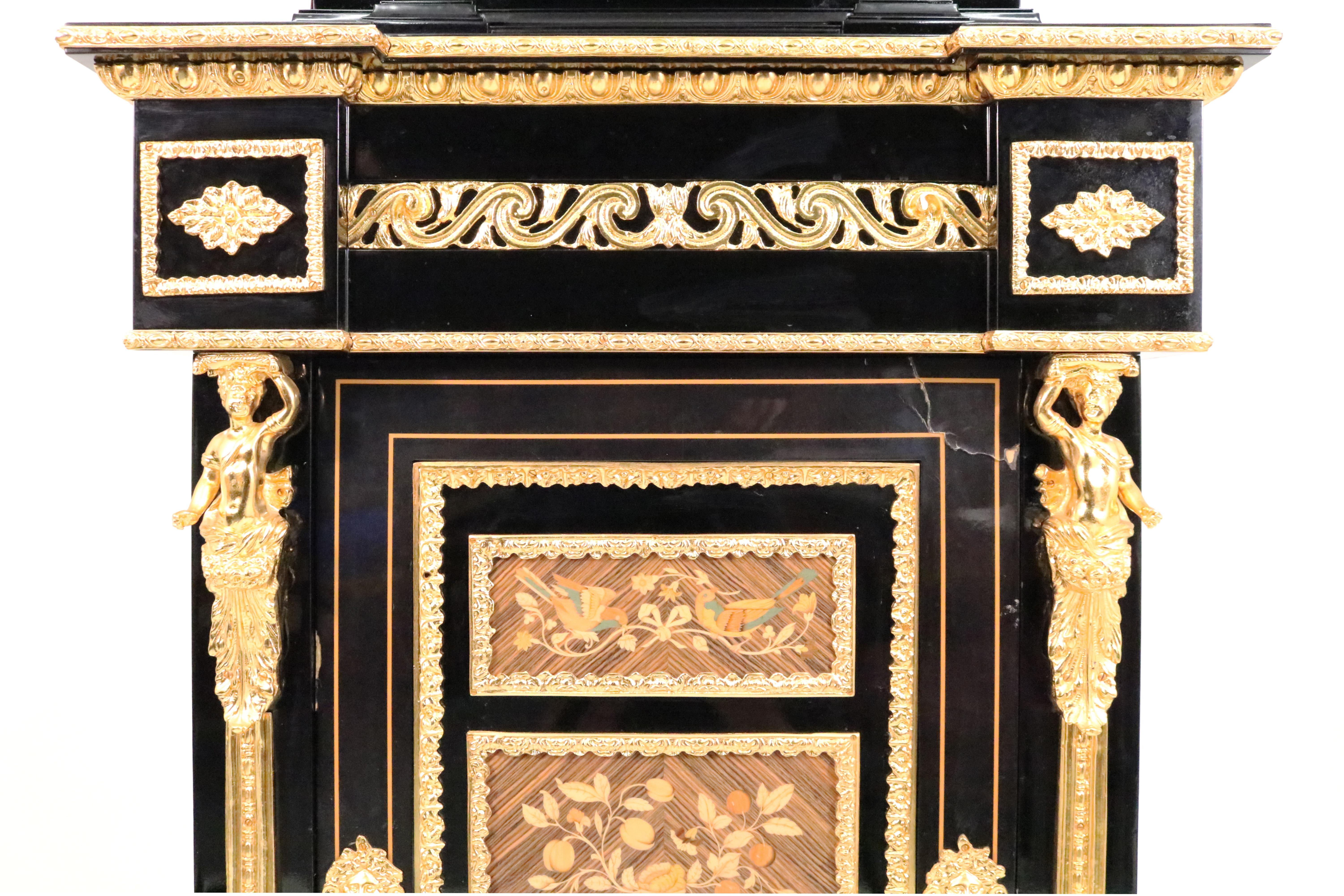 Schwarz lackierte Standuhr im Louis-XV-Stil mit Goldbronze-Goldbronze-Beschlägen (20. Jahrhundert) im Angebot