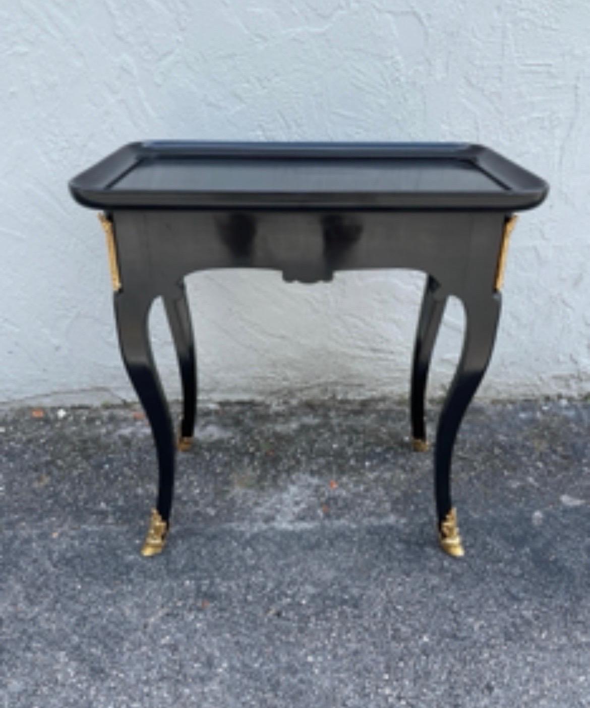 Table d'appoint de style Louis XV laquée noire avec pieds en forme de sabot en vente 4