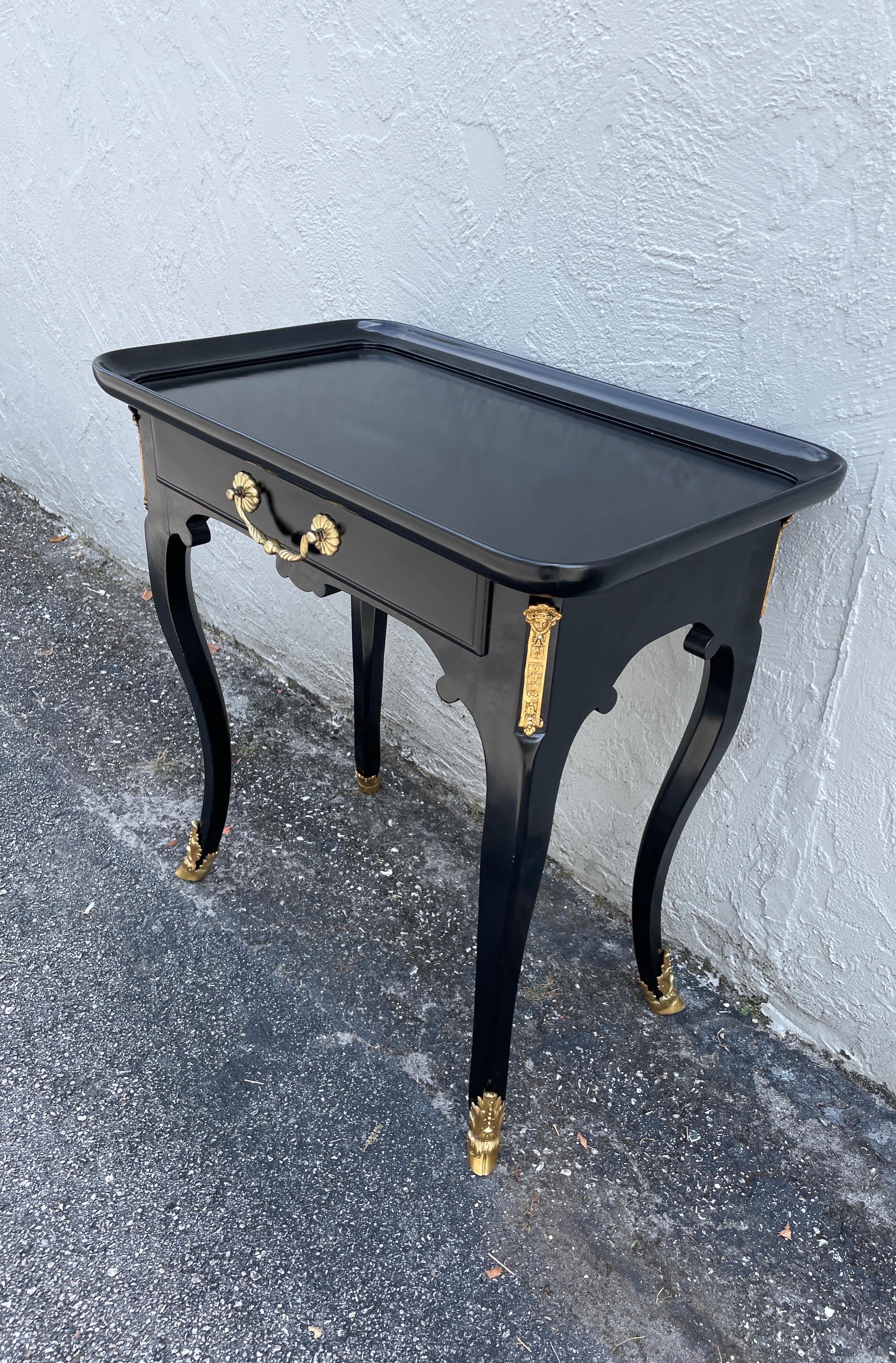 Table de style Louis XV avec un seul tiroir et des détails en laiton, notamment des pieds en forme de sabots.