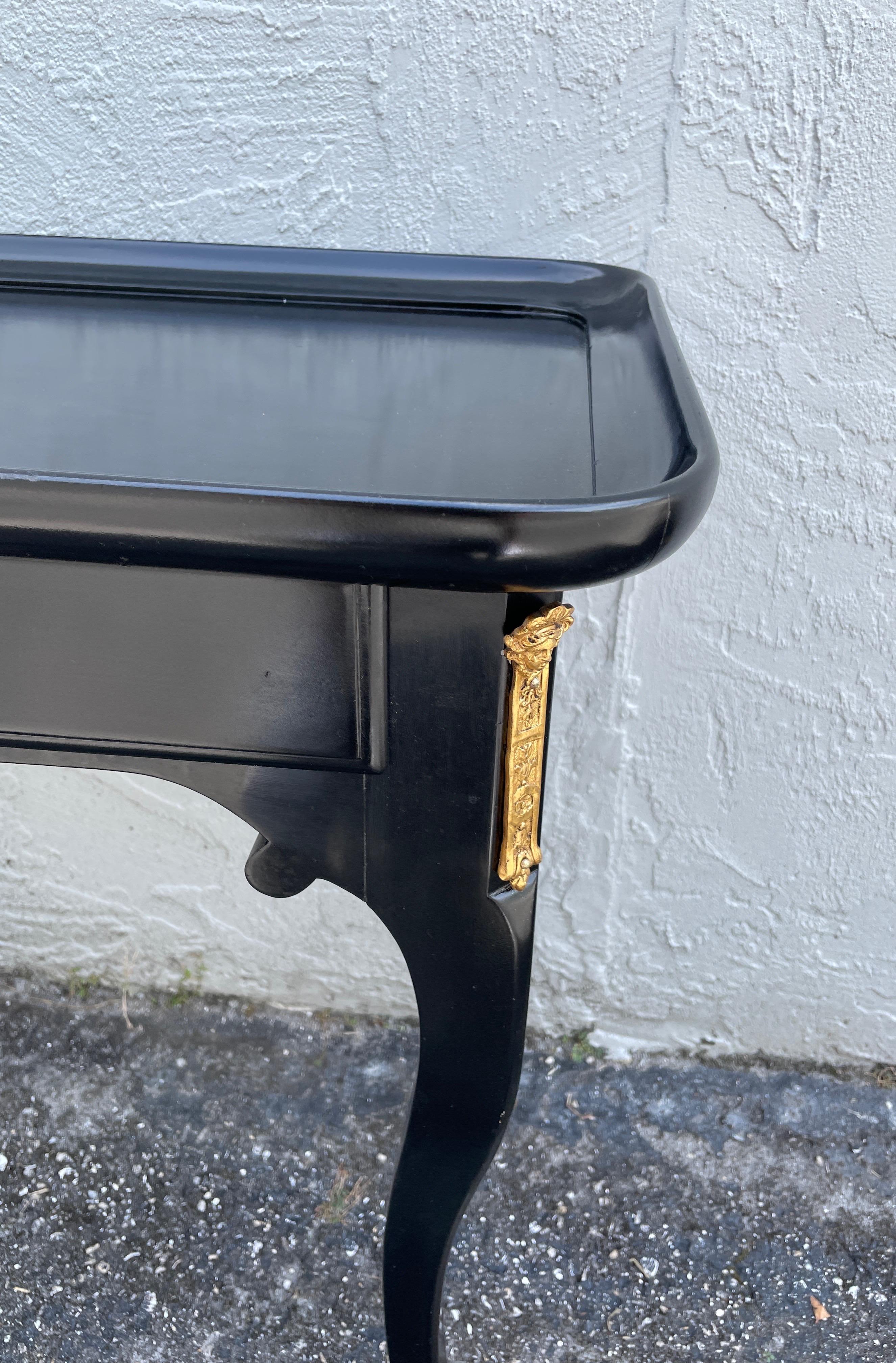 20ième siècle Table d'appoint de style Louis XV laquée noire avec pieds en forme de sabot en vente