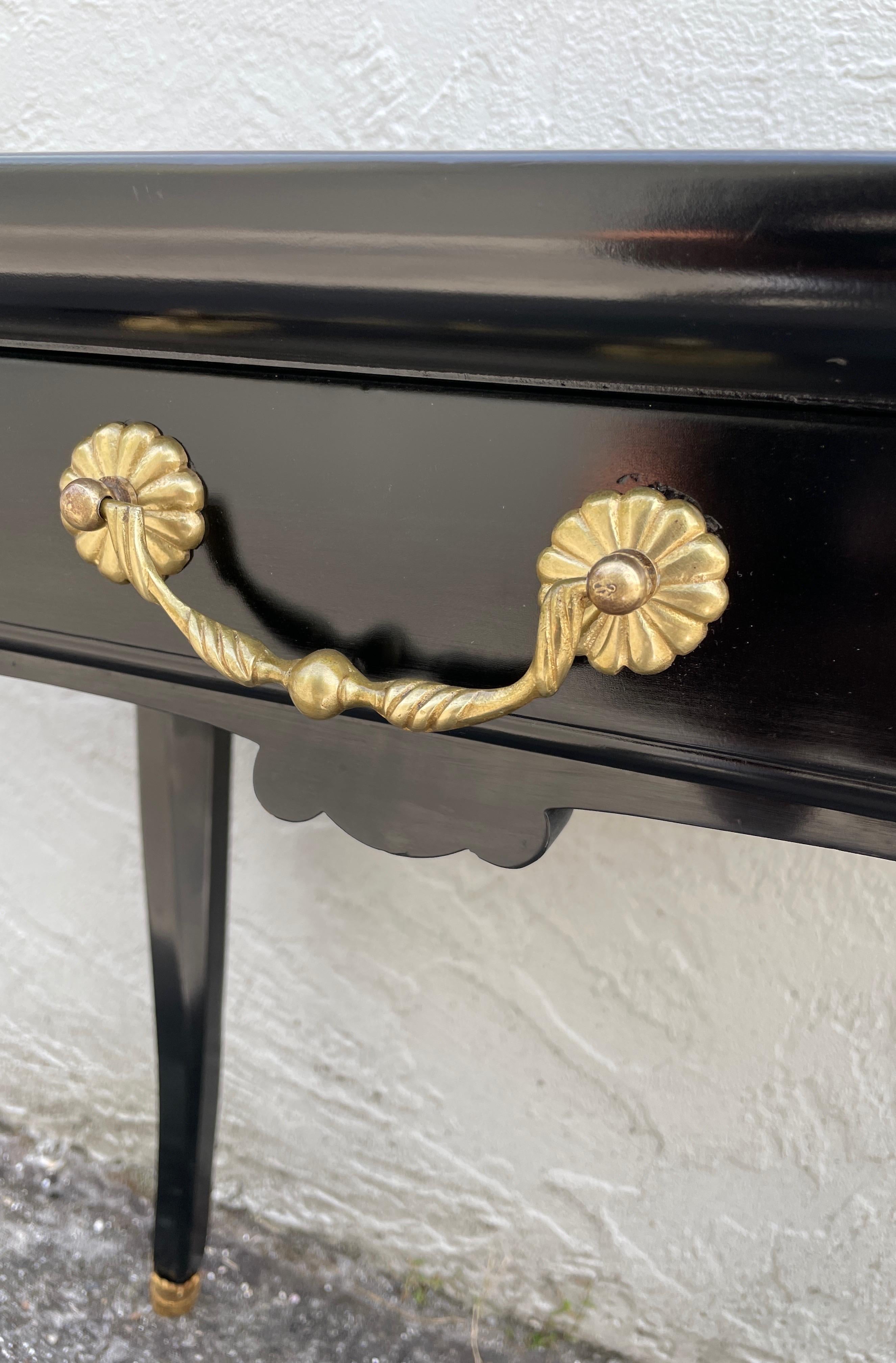Table d'appoint de style Louis XV laquée noire avec pieds en forme de sabot en vente 2