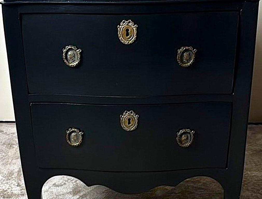 Cassettiera in noce laccata nera in stile Luigi XV con decorazioni in bronzo in vendita 2