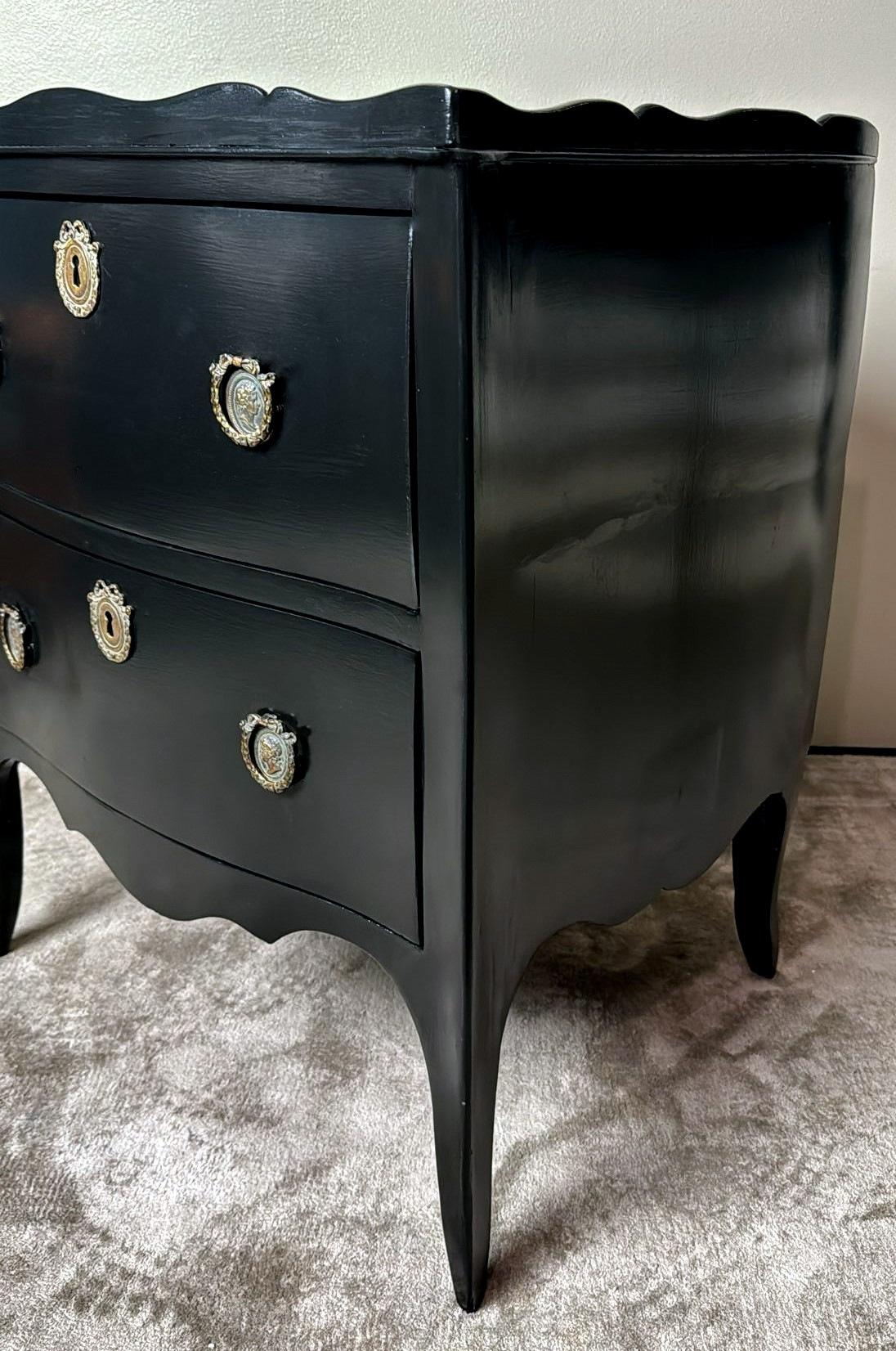 Cassettiera in noce laccata nera in stile Luigi XV con decorazioni in bronzo in vendita 4