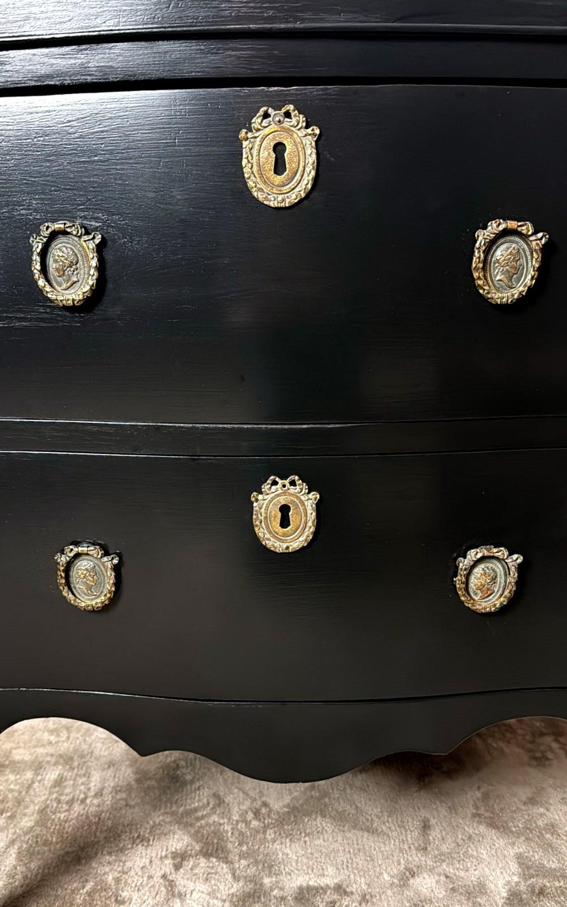 Cassettiera in noce laccata nera in stile Luigi XV con decorazioni in bronzo in vendita 5