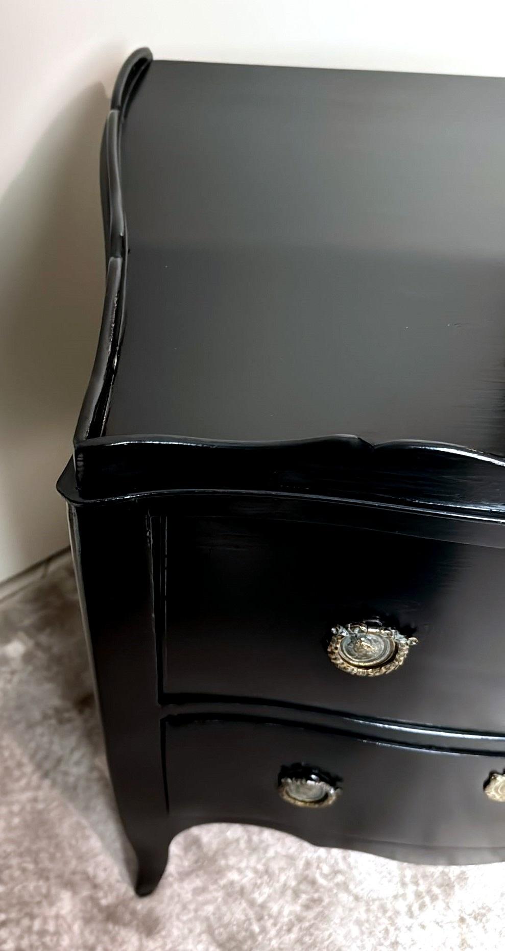 Cassettiera in noce laccata nera in stile Luigi XV con decorazioni in bronzo in vendita 6