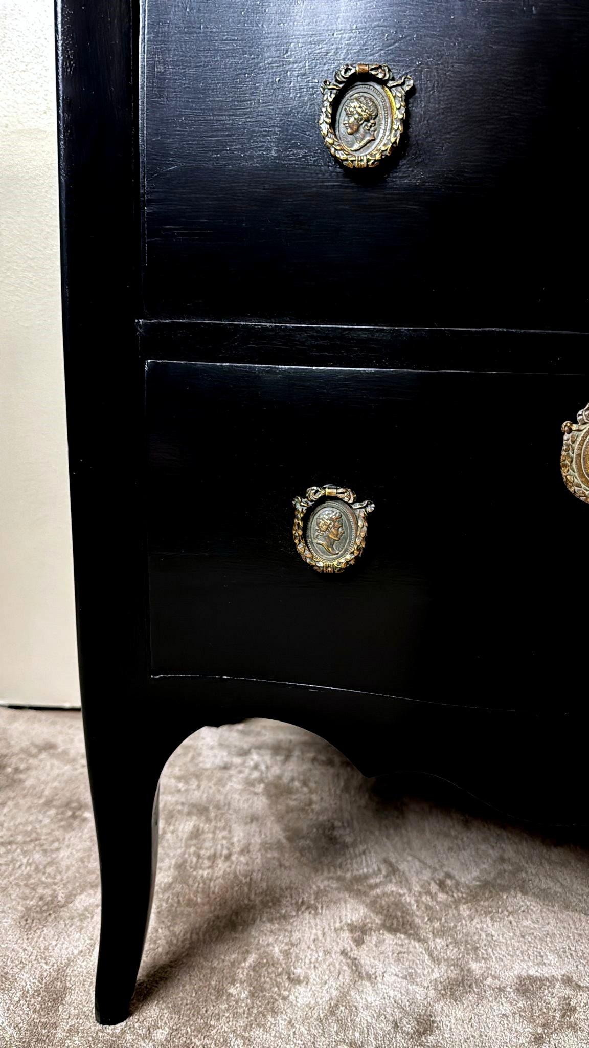Cassettiera in noce laccata nera in stile Luigi XV con decorazioni in bronzo in vendita 7