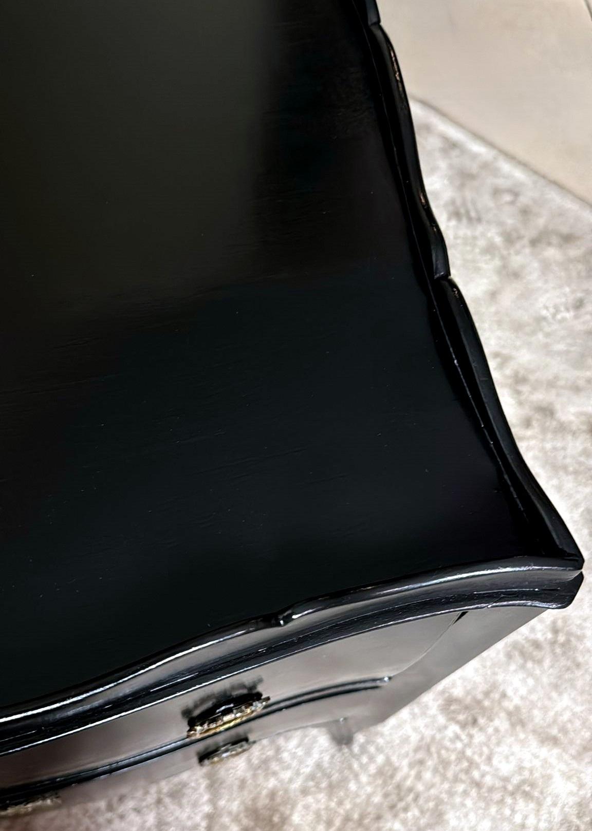 Cassettiera in noce laccata nera in stile Luigi XV con decorazioni in bronzo in vendita 9
