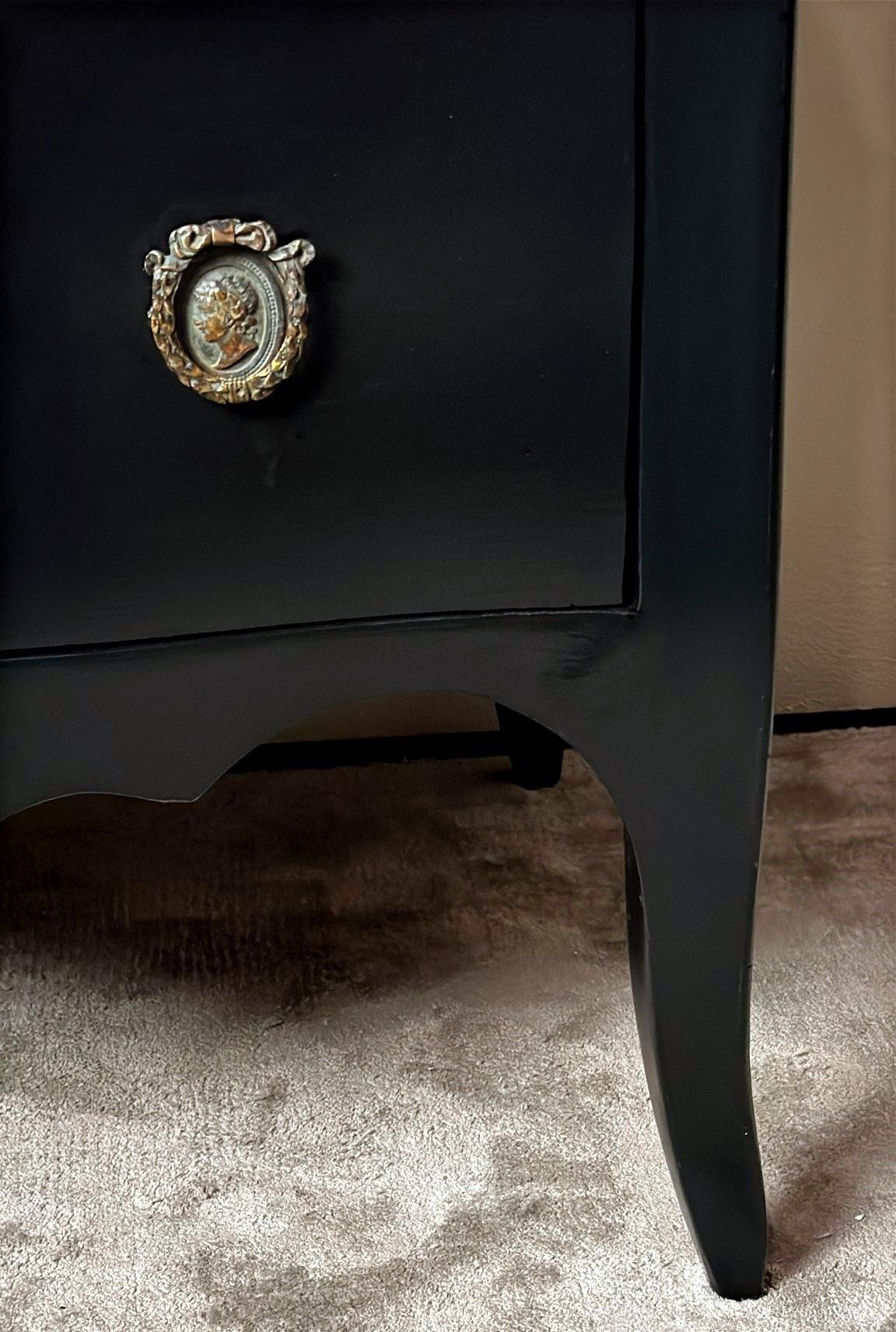 Cassettiera in noce laccata nera in stile Luigi XV con decorazioni in bronzo in vendita 10