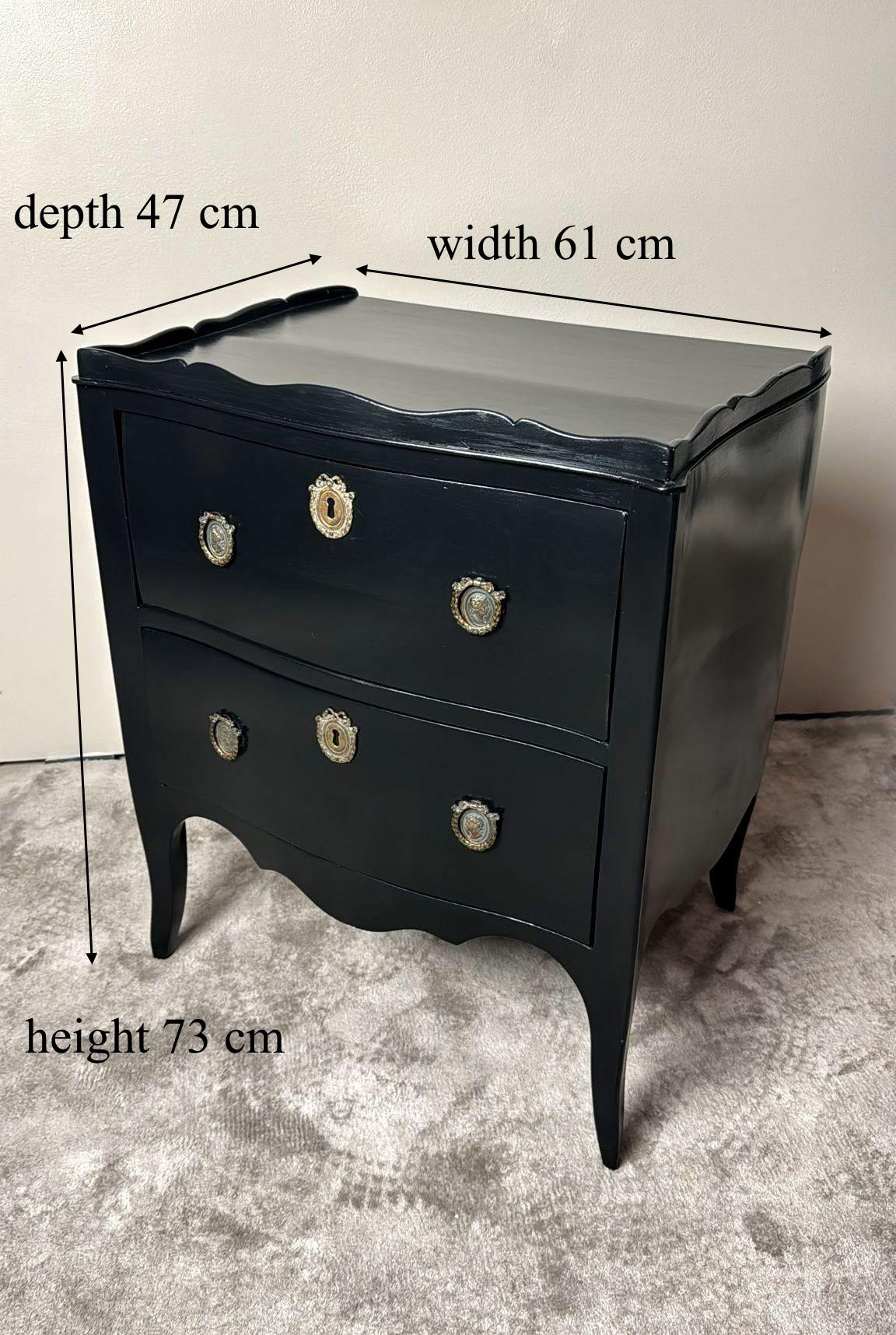 Cassettiera in noce laccata nera in stile Luigi XV con decorazioni in bronzo in vendita 12