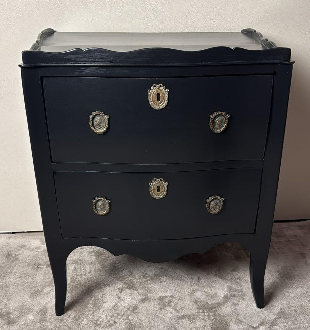 Francese Cassettiera in noce laccata nera in stile Luigi XV con decorazioni in bronzo in vendita