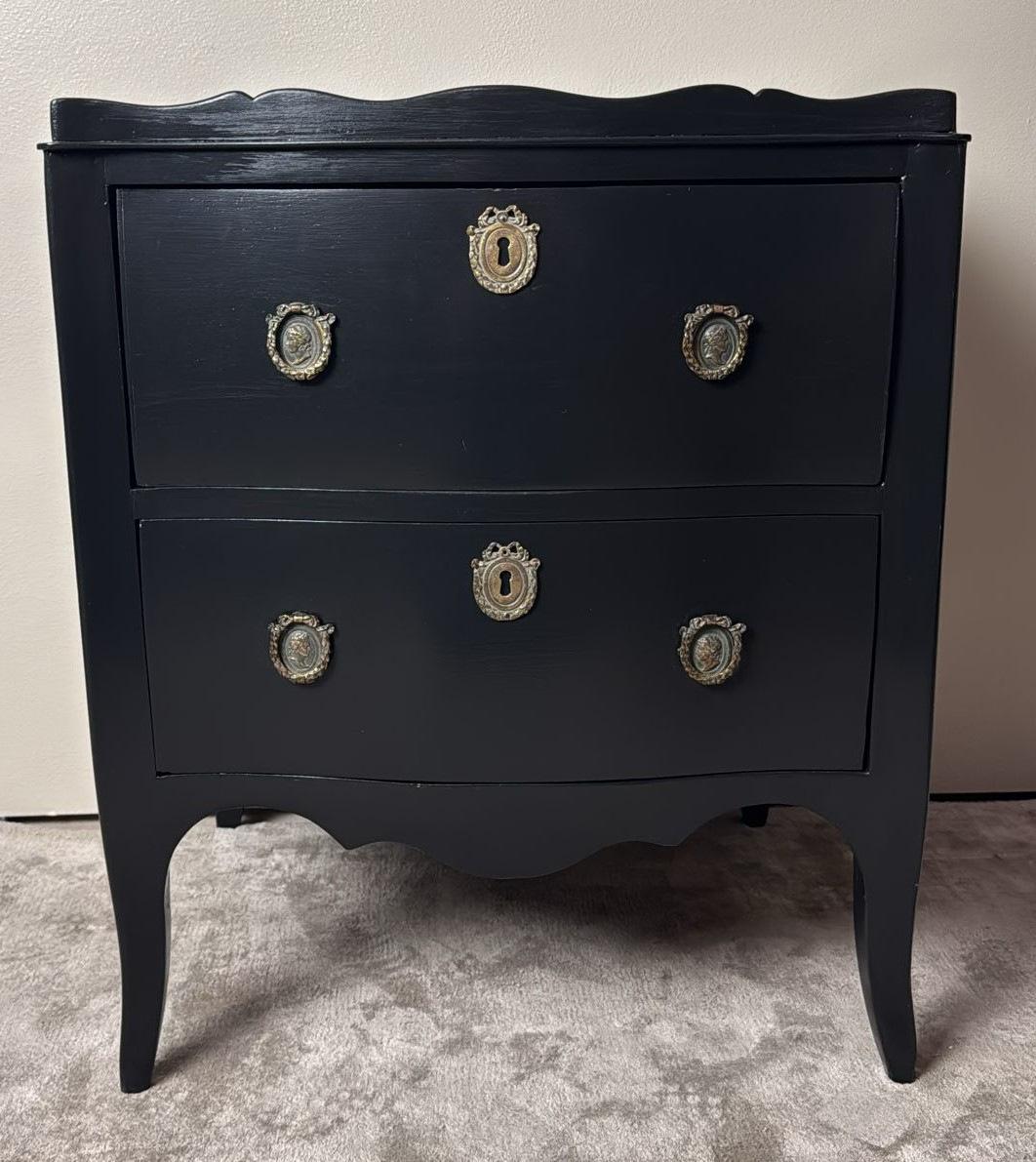 Dipinto Cassettiera in noce laccata nera in stile Luigi XV con decorazioni in bronzo in vendita