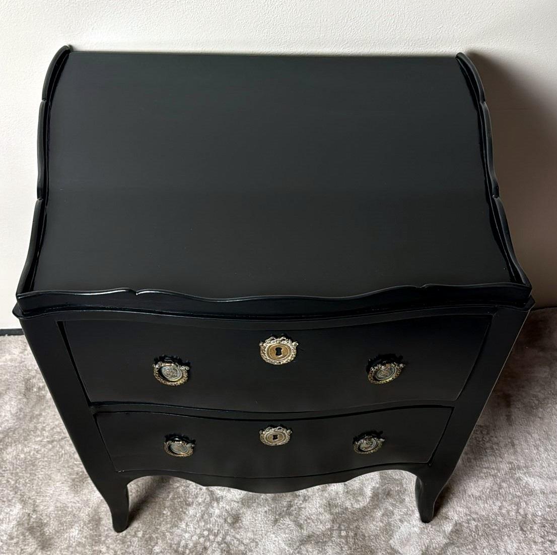 Cassettiera in noce laccata nera in stile Luigi XV con decorazioni in bronzo In condizioni buone in vendita a Prato, Tuscany