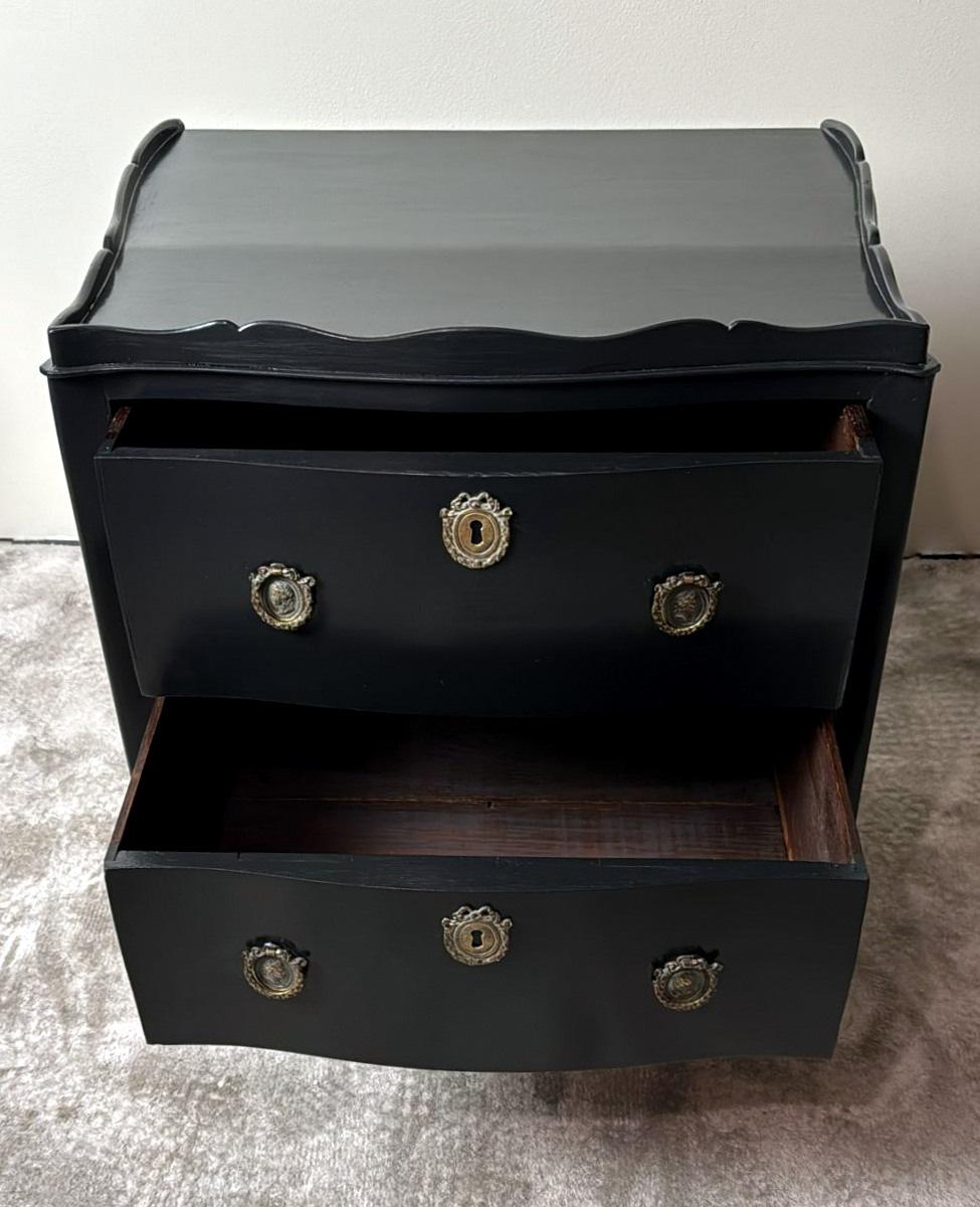 XVIII secolo Cassettiera in noce laccata nera in stile Luigi XV con decorazioni in bronzo in vendita