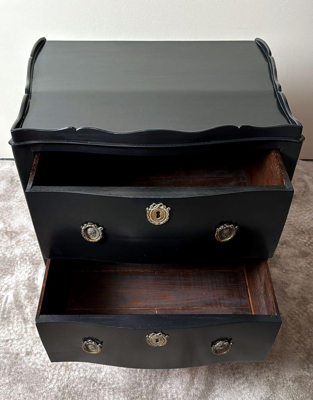 Noce Cassettiera in noce laccata nera in stile Luigi XV con decorazioni in bronzo in vendita